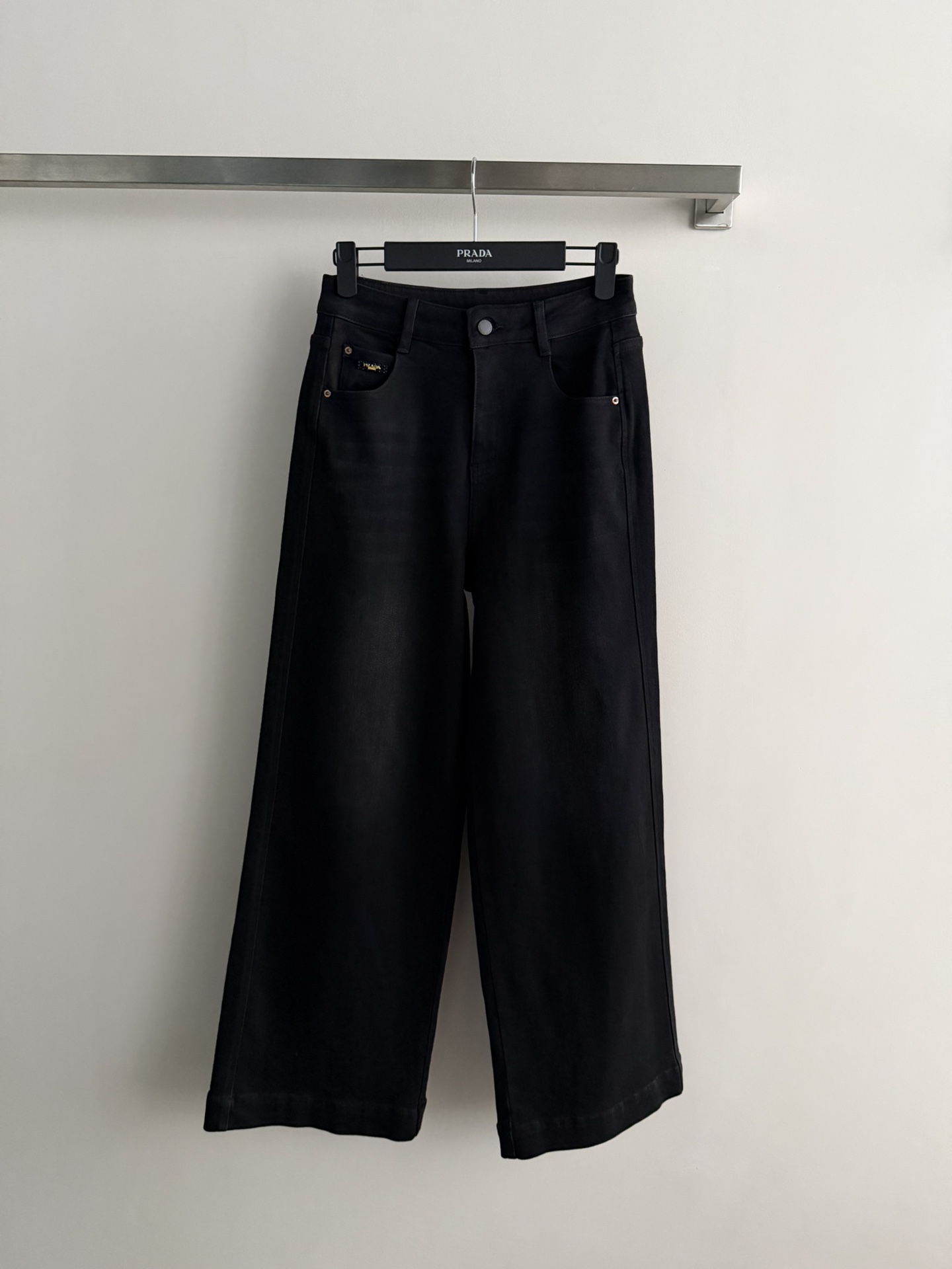 NO:750859,PRAD*26SS new straight wide-leg pants, made of high-quality denim, high-waisted and loose design, flattering leg shape and comfortable, can be easily used for daily commuting or leisure. The pants are simple and super versatile, they can be worn with shirts, T-shirts, and jackets. They are very suitable for spring and summer~SML,, prada, jackets & coats, shirts, tees, t-shirt,19860909PRAD*26SS新款直筒阔腿裤,采用高品质牛仔,高腰宽松设计,修饰腿型又舒适,日常通勤或休闲都能轻松驾驭.裤身简约,超百搭,随便配衬衫、T恤、外套都OK,春夏季节穿超合适～SML,,prada,jackets & coats,shirts,tees，t-shirt,,Women's clothing
