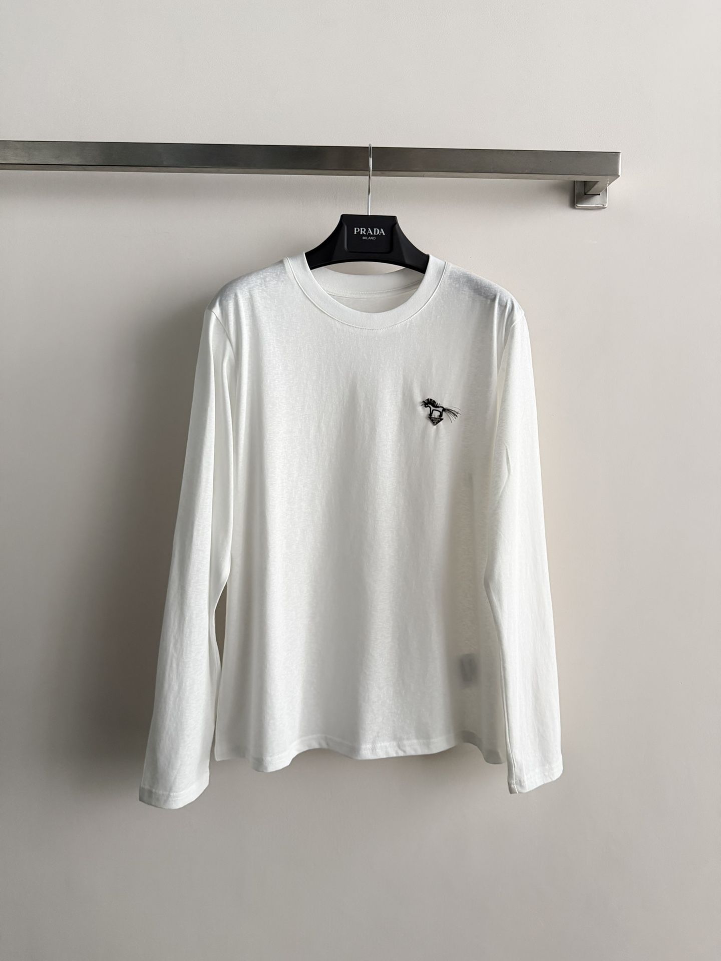 NO:750854,PRAD*26SS new long-sleeved T-shirt is made of soft cotton fabric, which is skin-friendly and comfortable, and is very friendly for daily wear. The logo on the chest is embellished with pony embroidery, which is simple and recognizable. The loose version is highly tolerant and can be worn alone or layered. It can be easily paired with jeans and casual pants, and you can switch between casual or sports style at will!  SML,,prada,jeans,tees,t-shirt,19860909PRAD*26SS新款长袖T恤,采用柔软棉质面料,亲肤舒适,日常穿着超友好.胸前Logo,点缀小马刺绣简约又有辨识度.宽松版型,包容性强,单穿或内搭都很OK,轻松搭配牛仔裤、休闲裤,休闲or运动风随心切换！SML,,prada,jeans,tees，t-shirt,,Women's clothing