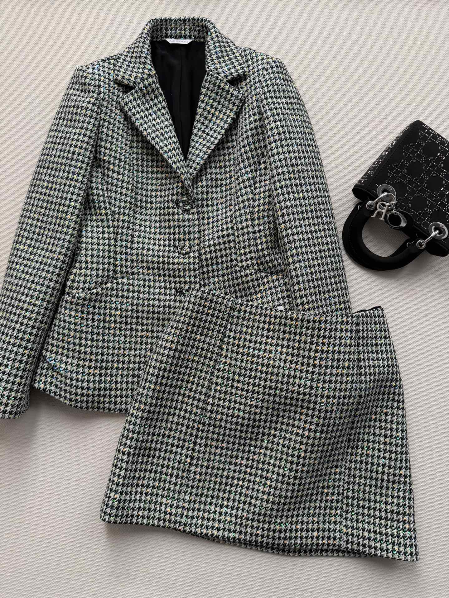 NO:750878,Dio*26's new houndstooth skirt, the classic houndstooth pattern, is reinterpreted with modern style to reinterpret D's elegant design. It is carefully made of light wool blended fabrics and has a straight micro-A version cut with pleated details, giving it a full sense of luxury!  ＳＭＬ-,,dior,dior,skirts,19860909Dio*26新款千鸟格半裙,经典千鸟格纹图案,融入现代风格重新演绎 D家高雅设计,采用轻盈羊毛混纺面料精心制作,直筒微A版剪裁,带有压褶细节,高级感拉满！ＳＭＬ-,,dior,dior,skirts,,Women's clothing