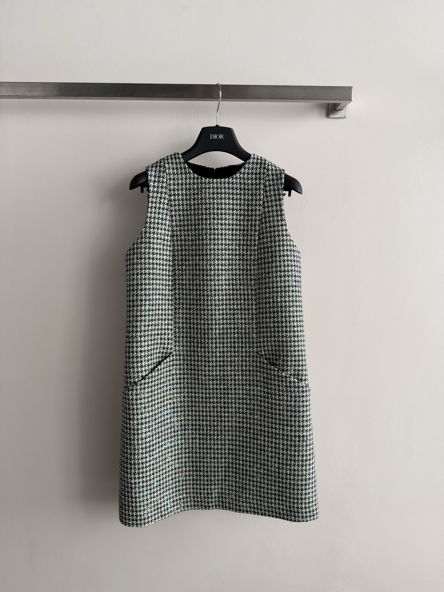 NO:750867,Dio*26 new houndstooth sleeveless dress, early spring series houndstooth sleeveless dress, classic black and white plaid + green embellishment, elegant retro and fashionable design. High-quality fabrics, neat tailoring, practical and beautiful side pockets. It can be easily used for daily commuting and parties. Pair it with high heels or short boots to enhance your temperament!  It is a high-end luxury item, suitable for sisters who pursue quality and design!  SML,,dior,boots,high heels,skirts,19860909Dio*26新款千鸟格无袖连衣裙,早春系列千鸟格无袖连衣裙,经典黑白格纹+绿色点缀,优雅复古又时髦计.高品质面料,剪裁利落,侧边口袋实用又美观.日常通勤、聚会都能轻松驾驭,搭配高跟鞋或短靴,气质直接拉满！属于高端奢侈单品,适合追求品质和设计感的姐妹们！SML,,dior,boots,high heels,skirts,,Women's clothing