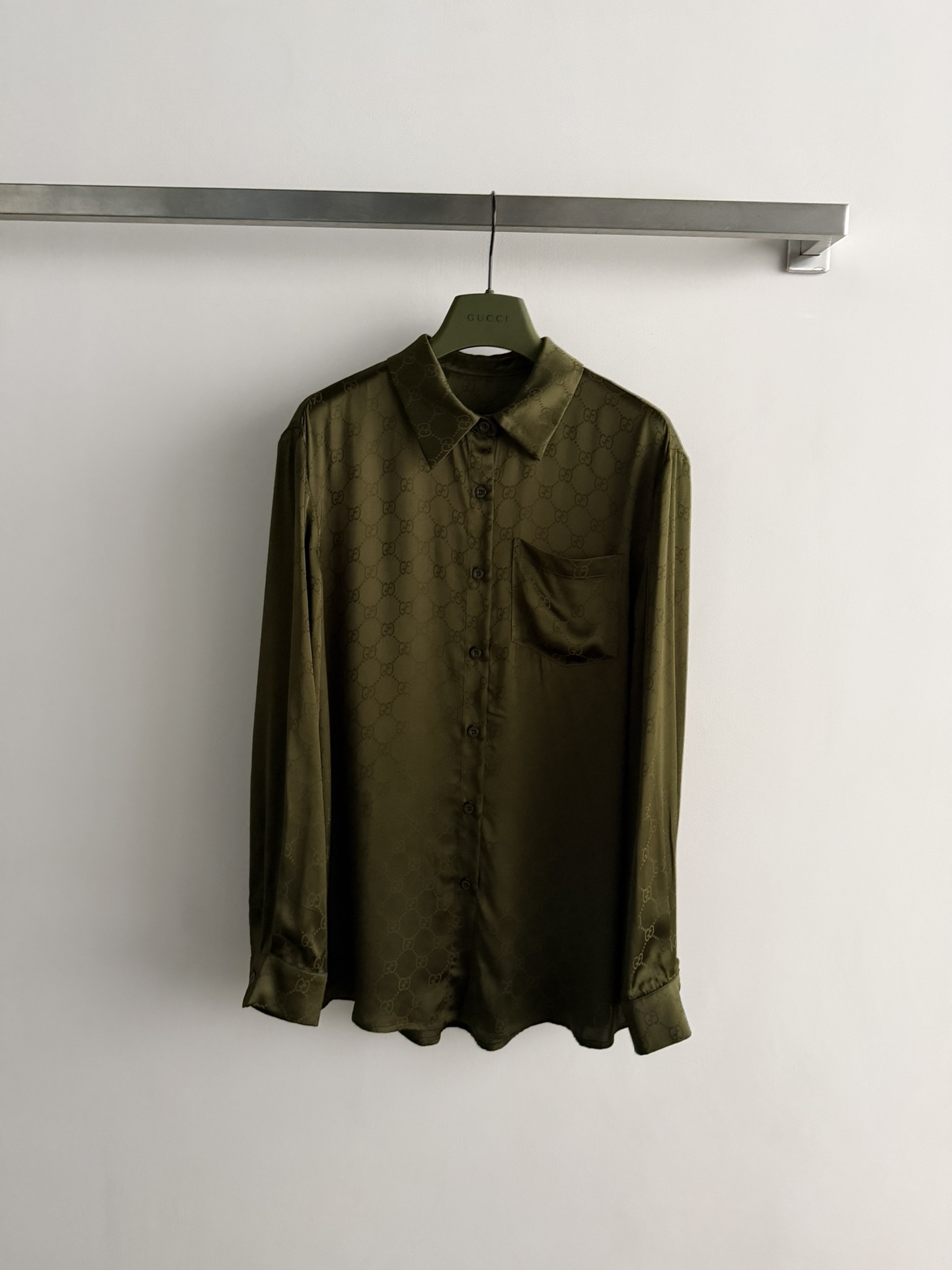 NO:750879,GUCC*26SS new old jacquard long-sleeved shirt, double G jacquard custom rayon blended fabric, classic style, loose and unflattering fit, smooth tailoring, classic wear expert, low-key luxury. Hurry up and get it SM L,,gucci,19860909GUCC*26SS新款老提花长袖衬衣,双G提花定制人丝混纺面料,经典款式,版型宽松不挑人,线条流畅剪裁,经典穿搭能手低调奢华 快点入手吧ＳＭ L,,gucci,,Women's clothing