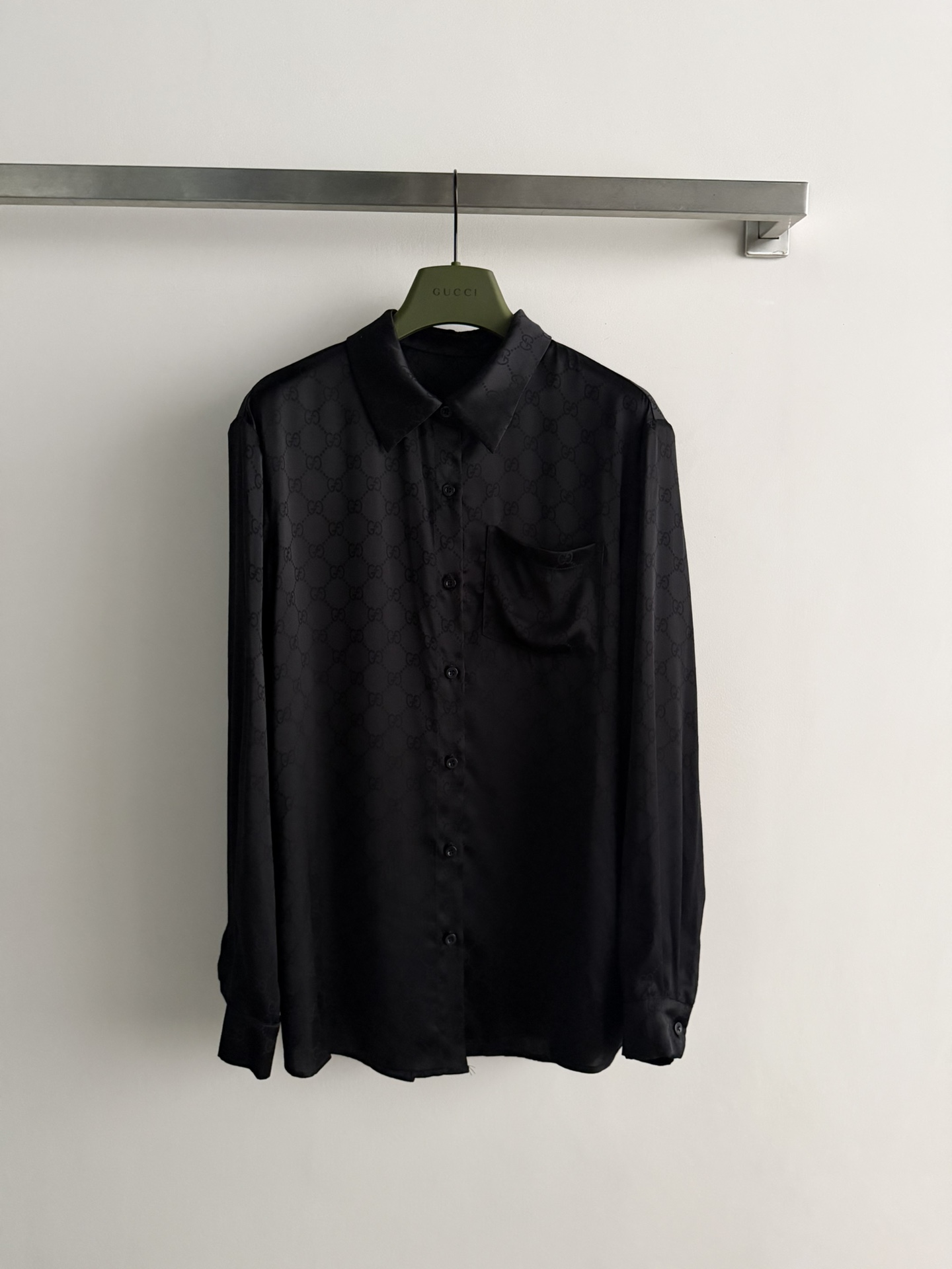 NO:750873,GUCC*26SS new old jacquard long-sleeved shirt, double G jacquard custom rayon blended fabric, classic style, loose and unflattering fit, smooth tailoring, classic wear expert, low-key luxury. Hurry up and get it SM L,,gucci,19860909GUCC*26SS新款老提花长袖衬衣,双G提花定制人丝混纺面料,经典款式,版型宽松不挑人,线条流畅剪裁,经典穿搭能手低调奢华 快点入手吧ＳＭ L,,gucci,,Women's clothing
