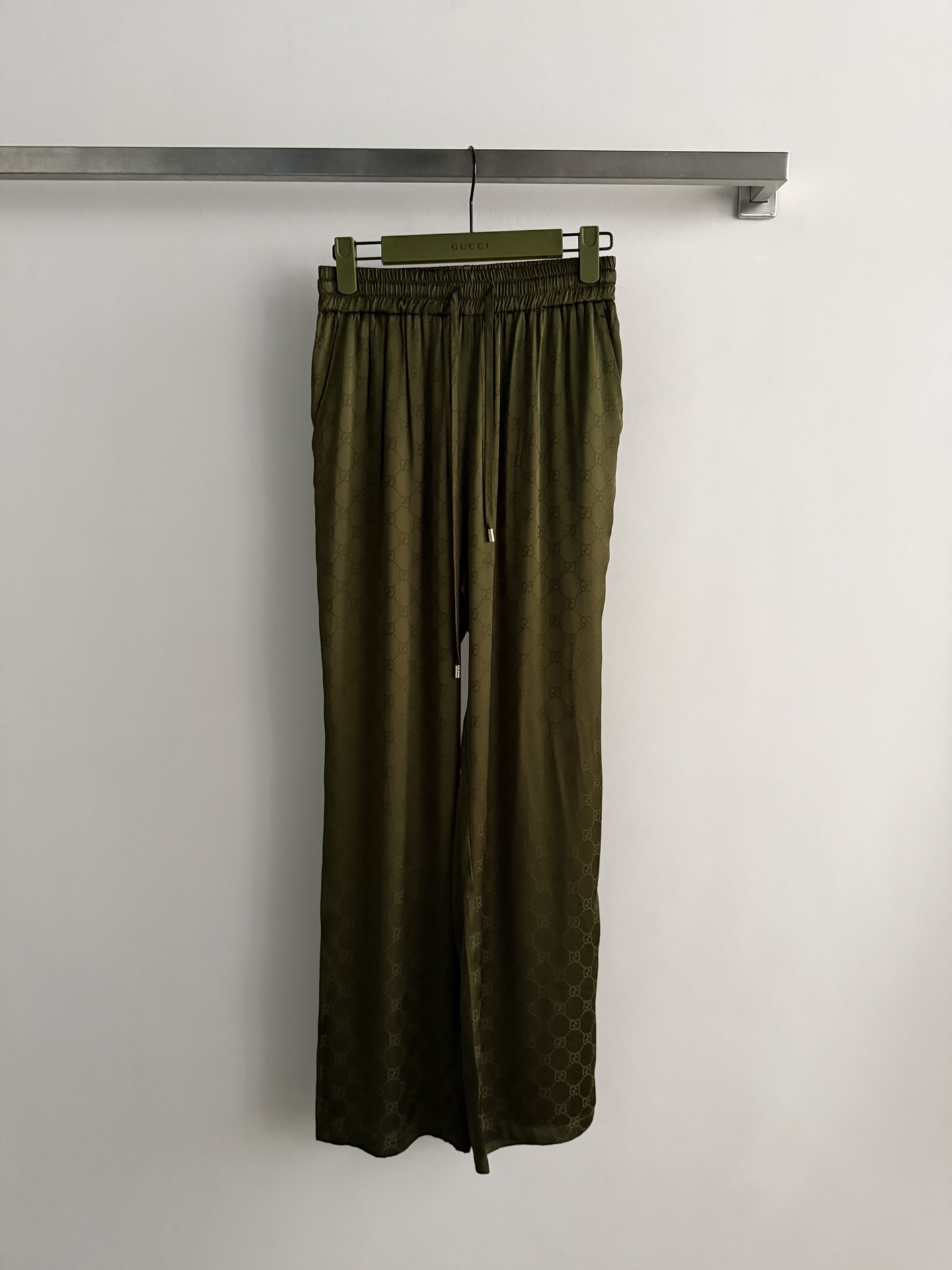 NO:750865,GUCC*26SS new old jacquard double G straight trousers, customized rayon blended fabric, drawstring elastic waistband, good tolerability and classic style, loose and unflattering shape, smooth tailoring, classic wear expert, low-key luxury. Hurry up and get it SM L,, gucci,19860909GUCC*26SS新款老提花双G直筒长裤,定制人丝混纺面料,抽绳松紧腰包容性好经典款式,版型宽松不挑人,线条流畅剪裁,经典穿搭能手低调奢华 快点入手吧ＳＭ L,,gucci,,Women's clothing