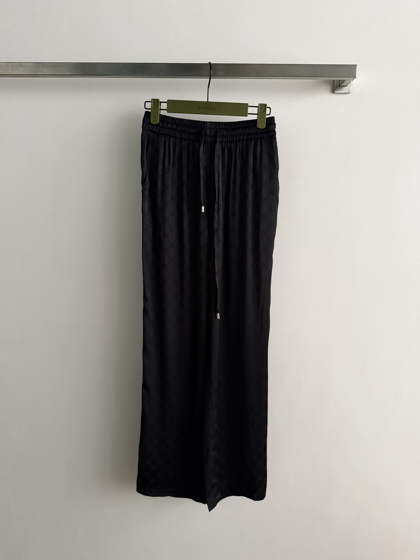 NO:750855,GUCC*26SS new old jacquard double G straight trousers, customized rayon blended fabric, drawstring elastic waistband, good tolerability and classic style, loose and unflattering shape, smooth tailoring, classic wear expert, low-key luxury. Hurry up and get it SM L,, gucci,19860909GUCC*26SS新款老提花双G直筒长裤,定制人丝混纺面料,抽绳松紧腰包容性好经典款式,版型宽松不挑人,线条流畅剪裁,经典穿搭能手低调奢华 快点入手吧ＳＭ L,,gucci,,Women's clothing