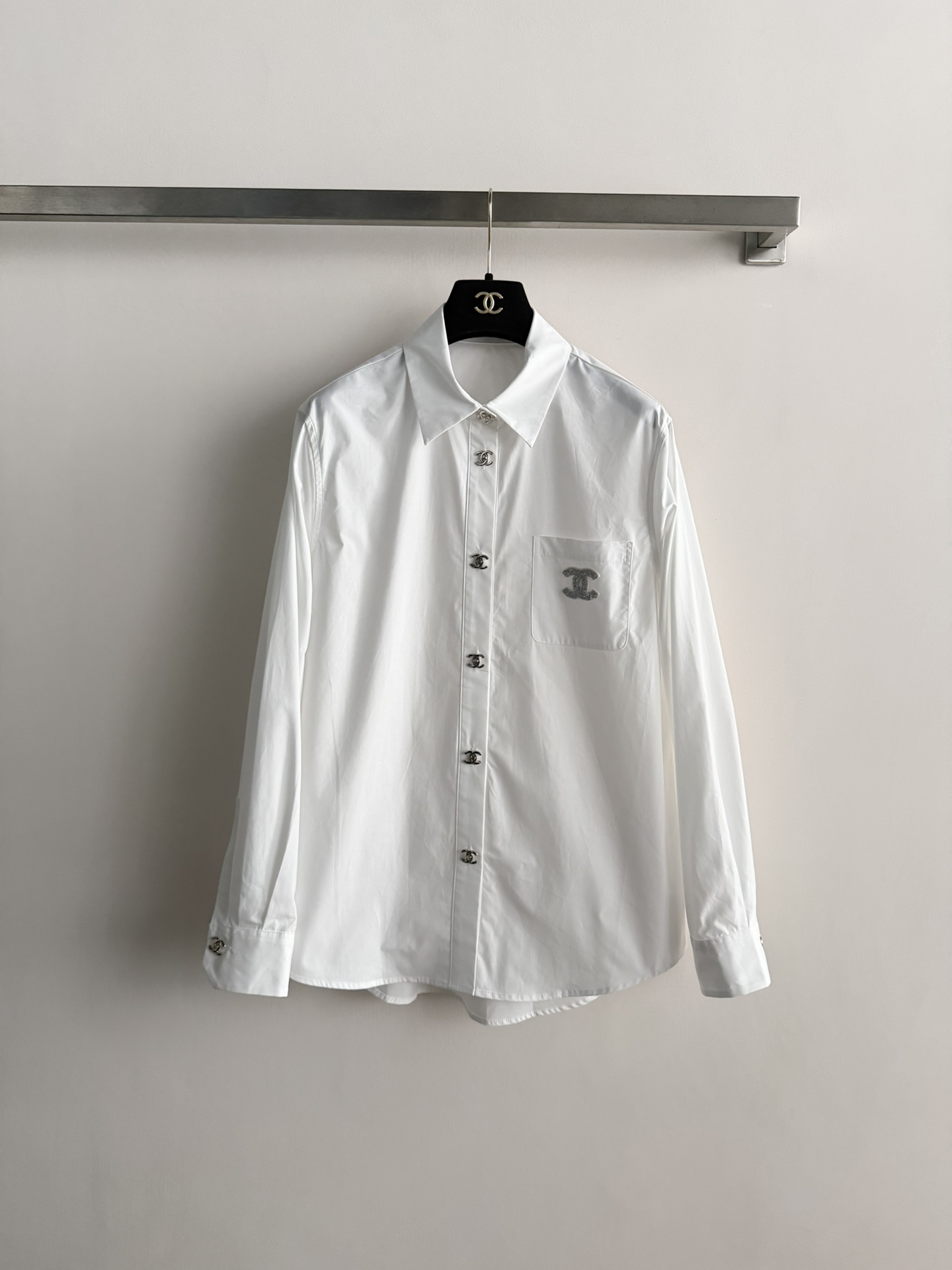 NO:750895,CHANE*26SS new long-sleeved shirt is new, the classic lapel is simple but not monotonous. The single pocket on the chest is exquisite with double C. The upper body is very good-looking and high-end. The fit is loose and comfortable. It is fashionable and generous. The custom-made cotton fabric has a good texture. It is three-dimensional and stylish. Comfortable and breathable. Shirts have always been versatile and a wardrobe must-have. You are not allowed to miss this one. You can easily match it no matter what the occasion. Wear your own unique style!  SML,,chanel,shirts,19860909CHANE*26SS新款长袖衬衫上新,经典翻领简约但不单调 胸前单口袋精致双C,上身非常好看高级,版型宽松舒适 时尚大方 面料棉定制面料质感超好 立体有型 舒适透气衬衫向来都是百搭款 衣橱必备 不允许你们错过的一款不管什么场合都轻松搭配 穿出自己独特风格！SML,,chanel,shirts,,Women's clothing