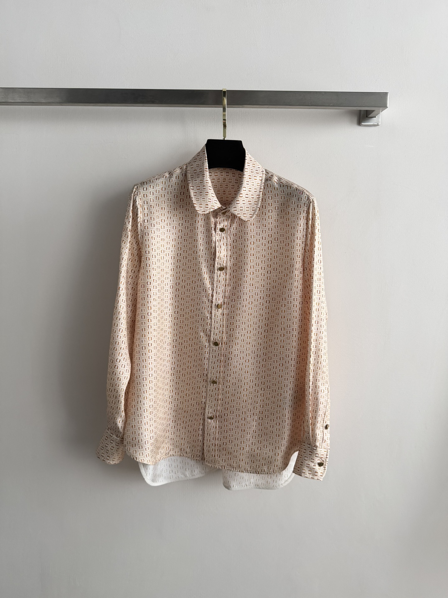 NO:750891,Loro Pian*26ss printed silk series long-sleeved shirts, light and breathable, geometric prints are low-key and elegant. The shirts have classic lapels + gold buttons, French retro summer mulberry silk top natural material. The perfect fusion of loose and lazy silhouette and ultimate comfort experience. Through the unparalleled fabric touch and matching series of skirts, low-key luxury SML,,loro piana,skirts,shirts,real silk,19860909Loro Pian*26ss印花真丝系列长袖衬衫,轻盈透气,几何印花低调优雅.衬衫经典翻领+金色纽扣,法式复古夏桑蚕丝顶级天然材质 宽松慵懒廓形与极致舒适体验的完美融合 通过无与伦比的面料触感、搭配系列半裙,低调的奢华SML,,loro piana,skirts,shirts,real silk,,Women's clothing