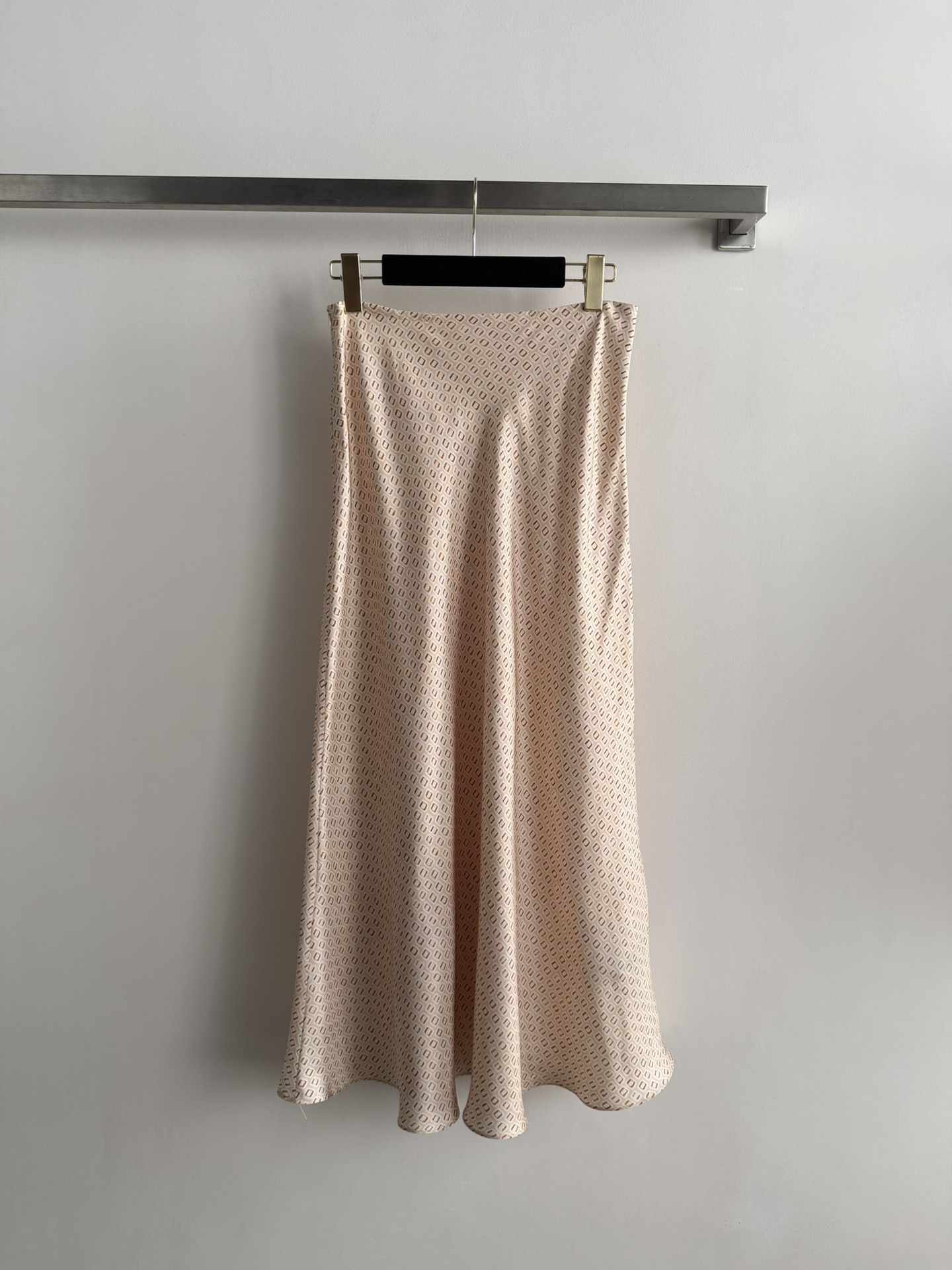 NO:750885,Loro Pian*26ss printed silk series skirt, high-waisted A-line skirt, light and breathable, geometric print low-key and elegant fabric with perfect drape, matched with series of shirts, easy to control in daily commute. SMLp,,loro piana,loro piana,skirts,real silk,19860909Loro Pian*26ss印花真丝系列半裙,高腰A字半裙,轻盈透气,几何印花低调优雅面料垂坠感满分,搭配系列衬衣,通勤日常都能轻松驾驭.SMLp,,loro piana,loro piana,skirts,real silk,,Women's clothing