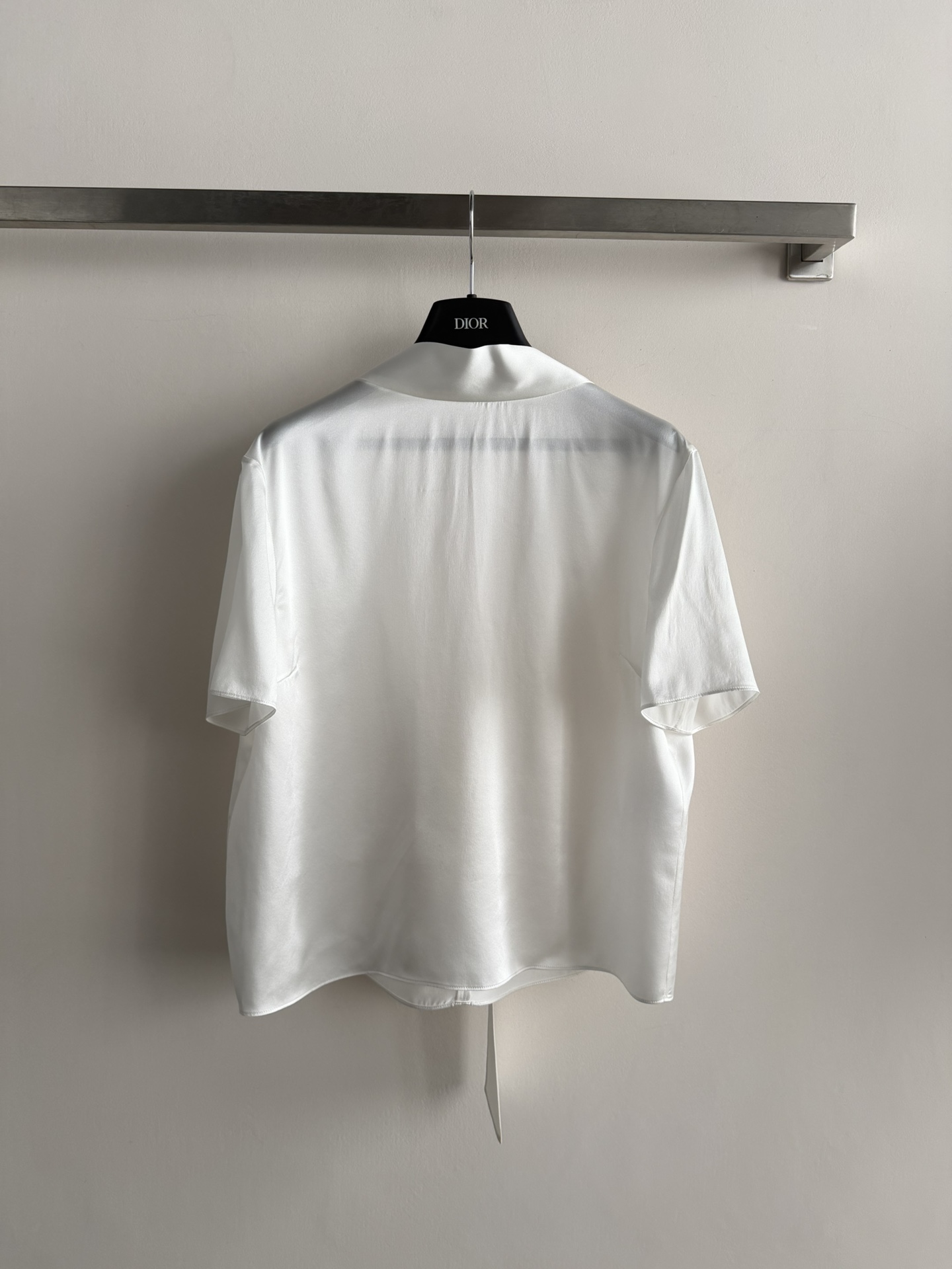 NO:750850,Dio*26ss new short-sleeved silk top, simple and fashionable mulberry silk soft fabric, fits the body shape and shows temperament!  Half turtleneck or round neck, large V-neck tie design at the back, can be worn in both directions, elegant and versatile, can be easily used in commuting and formal occasions. Paired with a black skirt, high heels, and exquisite accessories, you can easily get a smart and elegant style, and it will look great in the workplace or at events!  SML,,dior,high heels,skirts,T-shirt,real silk,19860909Dio*26ss新款短袖真丝上衣,简约时尚桑蚕丝柔软面料,贴合身形超显气质！半高领or圆领,后面大V领系带设计两面穿都可以,优雅又百搭,通勤、正式场合都能轻松驾驭.搭配黑色半身裙、高跟鞋,配精致配饰,轻松get干练优雅风,职场or活动都很出彩！SML,,dior,high heels,skirts,T-shirt,real silk,,Women's clothing