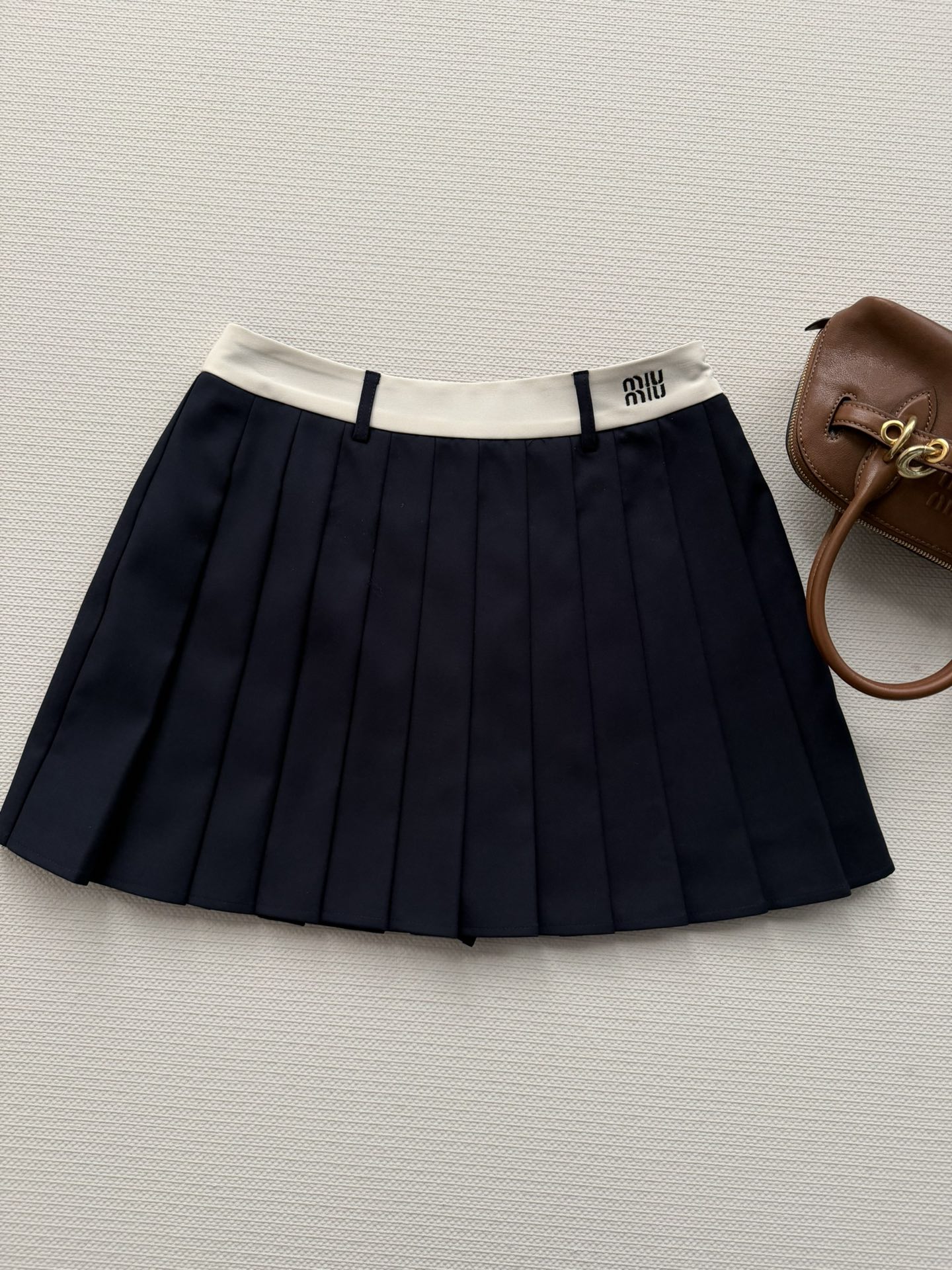 NO:750889,Miu Mi*26SS new college-style pleated skirt, spliced ​​with white waist design, simple and detailed. The pleated skirt has distinct layers, light and flexible, and is suitable for daily or campus wear! The brand embroidery on the belt is super recognizable and enhances the texture. Pair it with a shirt, sweater or sneakers, and you can easily get a youthful and energetic style ~ two-color SML,, miumiu, sneakers, skirts, shirts,19860909Miu Mi*26SS新款学院风百褶半裙,拼接白色腰头设计,简约又有细节感.百褶裙摆层次分明,轻盈灵动,日常或校园穿搭都很OK!腰带上的品牌刺绣超有辨识度,提升质感.搭配衬衫、针织衫或运动鞋,轻松get青春活力风~两色SML,,miumiu,sneakers,skirts,shirts,,Women's clothing