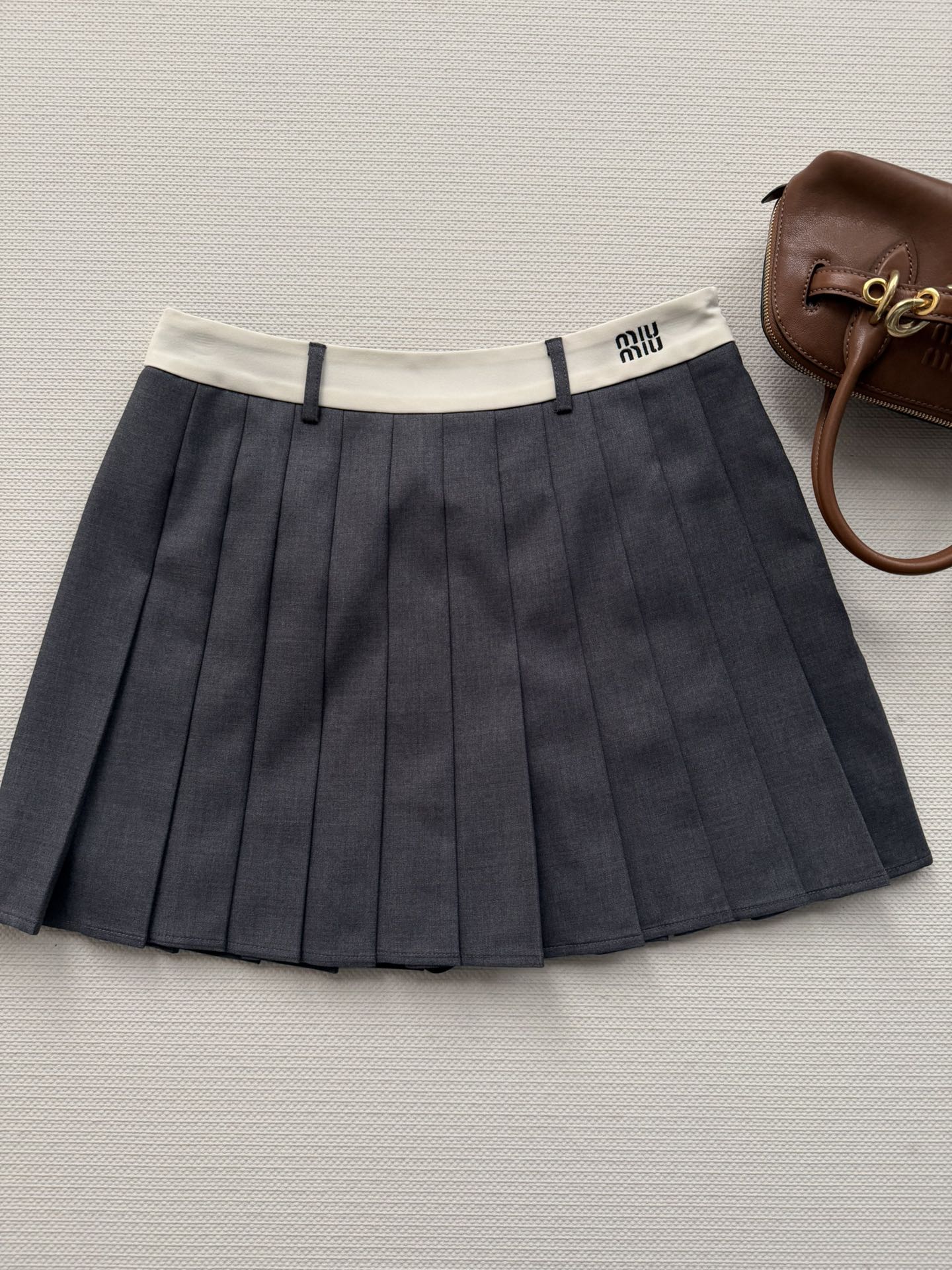 NO:873498,Miu Mi*26SS new college-style pleated skirt, spliced ​​with white waist design, simple and detailed. The pleated skirt has distinct layers, light and flexible, and is suitable for daily or campus wear! The brand embroidery on the belt is super recognizable and enhances the texture. Pair it with a shirt, sweater or sneakers, and you can easily get a youthful and energetic style ~ two-color SML, Miumiu-clothing, loro piana, miumiu, sneakers, skirts, shirts,19860909Miu Mi*26SS新款学院风百褶半裙,拼接白色腰头设计,简约又有细节感.百褶裙摆层次分明,轻盈灵动,日常或校园穿搭都很OK!腰带上的品牌刺绣超有辨识度,提升质感.搭配衬衫、针织衫或运动鞋,轻松get青春活力风~两色SML,缪缪-服装,loro piana,miumiu,sneakers,skirts,shirts,,Women's clothing