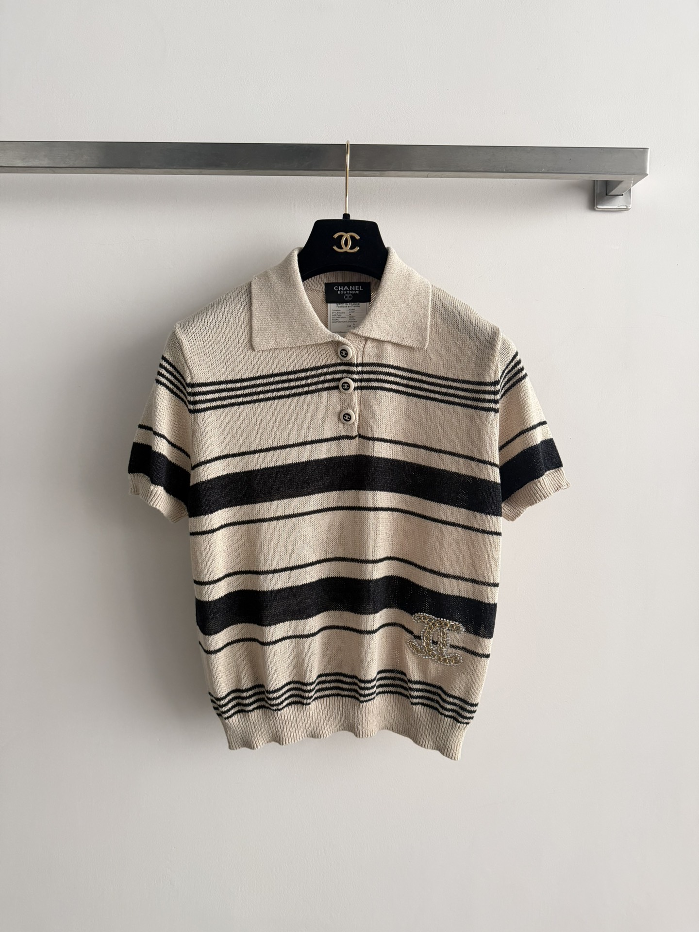 NO:751663,CHANE*26SS new striped sweater, with POLO collar design, exquisite double C chain embellishment on the hem, and button decoration on the front. The overall style is simple and retro. It can be paired with jeans to create a casual style, or with a skirt to add a sense of gentleness. SML, chanel, skirts, jeans,19860909CHANE*26SS新款条纹针织衫,采用POLO领设计,下摆精致双C链条点缀,前襟有纽扣装饰,整体风格简约且具复古感,可搭配牛仔裤打造休闲风,或配半身裙增添温柔感SML,,chanel,skirts,jeans,,Women's clothing