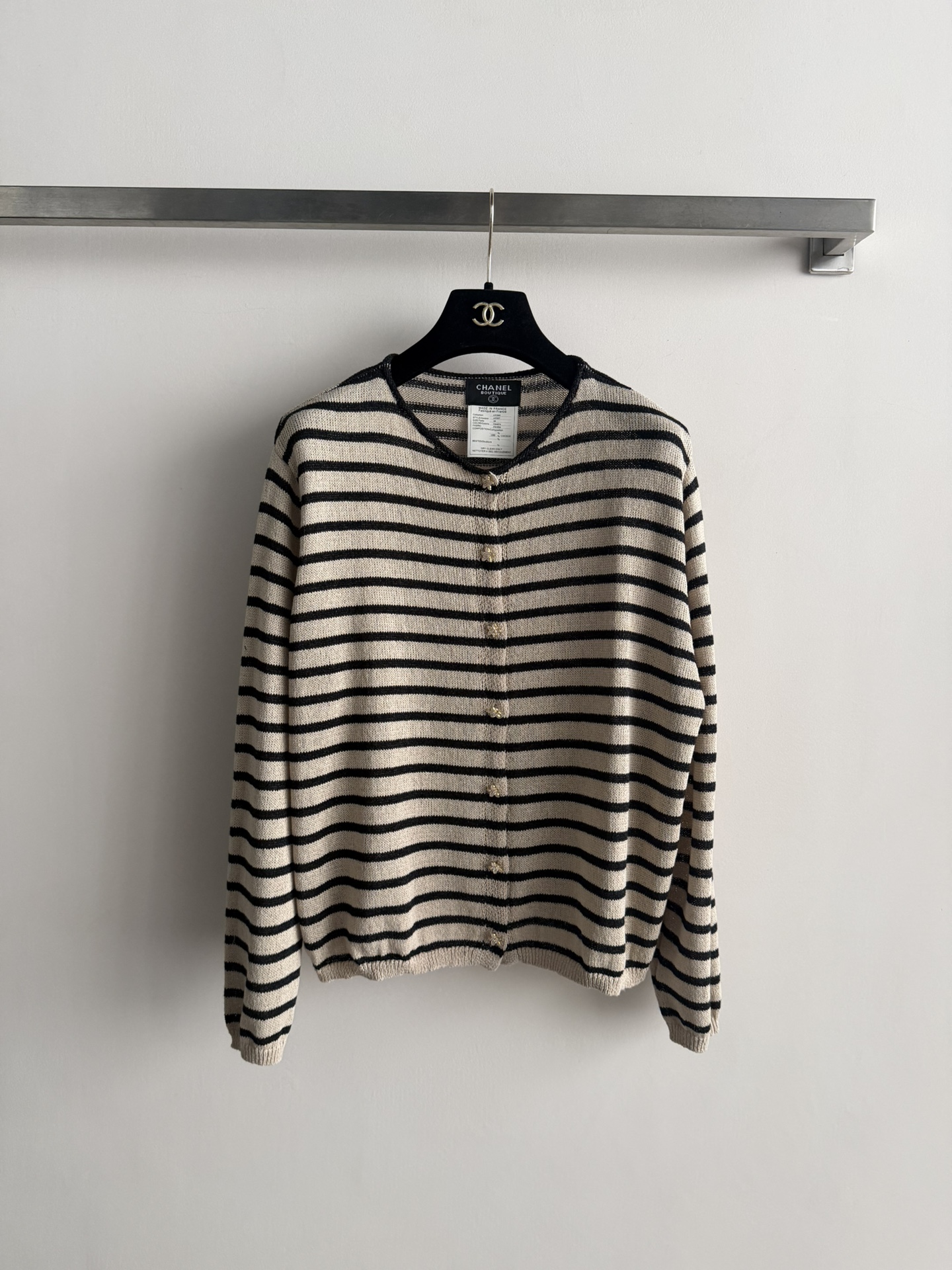 NO:751654,CHANE*26SS new striped cashmere cardigan. Customized metal buttons are super exquisite. A timeless striped sweater. It is simple and elegant. It is full of retro feel. The fabric is soft and comfortable. The round neck design fits well and is not bulky. In terms of spring and autumn wardrobe arrangements, it looks great when layered. The regular version is not picky. SML,,chanel,19860909CHANE*26SS新款条纹羊绒开衫 定制金属纽扣超精致 永不过时的条纹毛衫 简简单单就是好看优雅复古感满满面料柔软舒适,圆领设计版型合身不臃肿,春秋衣橱安排上 内搭叠穿都超好看常规版型不挑人啦SML,,chanel,,Women's clothing