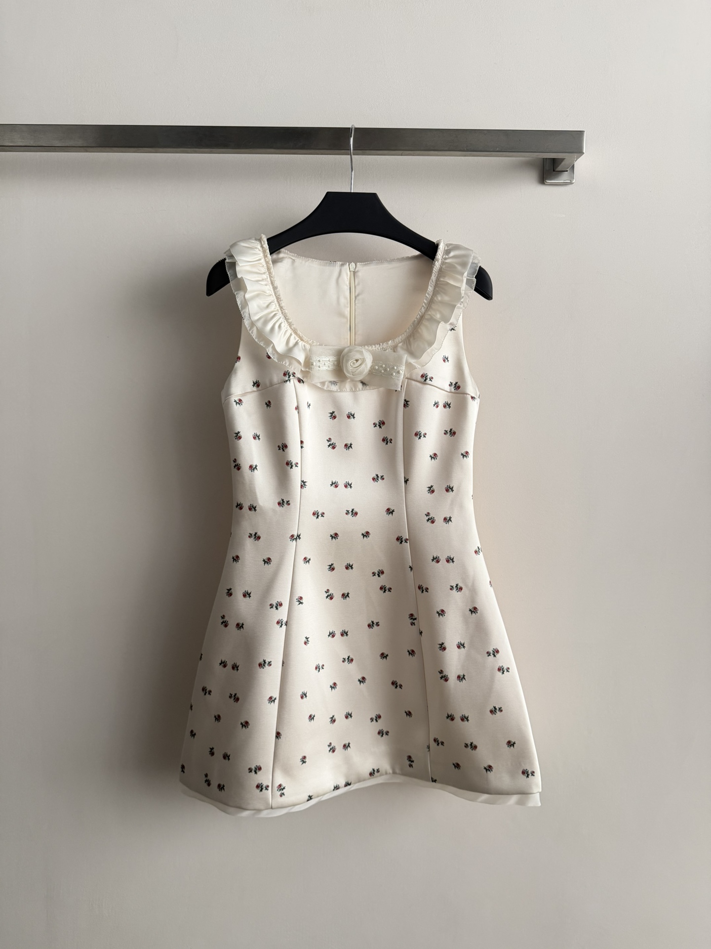 NO:751644,JORYA 2026 early spring series floral dress, milky white background with small floral embroidery, full of fresh and sweet atmosphere!  Square collar + ruffles + three-dimensional roses, French pastoral style details are super exquisite. The satin material is skin-friendly and smooth, the A-line waist shape makes you slim and flatters your figure, the skirt length is friendly to small people, it looks great when worn alone or paired with a knitted cardigan, and can be easily used in daily life, dates, and parties ~ SML,,skirts,19860909JORYA 2026早春系列碎花连衣裙,奶白底色配小碎花刺绣,清新甜美氛围感满分！方领+荷叶边+立体玫瑰花,法式田园风细节超精致.缎面材质亲肤顺滑,收腰A字版型显瘦又修饰身材,裙长友好小个子,单穿或搭配针织开衫都很出彩,日常、约会、聚会都能轻松驾驭～SML,,skirts,,Women's clothing