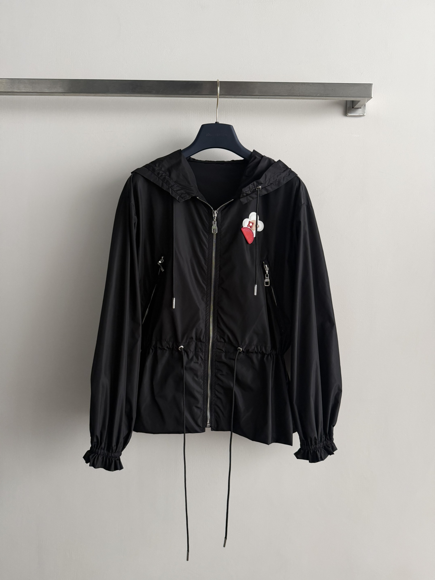 NO:751661,LV*26SS new hooded windbreaker jacket, made of lightweight nylon, windproof and comfortable, with a drawstring waist design that shows off your figure. The zipper pocket is practical and fashionable, making it easy to wear in casual and daily wear, with full aura!  SML,,louis vuitton,jackets & coats,hats,19860909LV*26SS新款连帽风衣外套,轻质尼龙材质,防风又舒适,抽绳收腰设计超显身材曲线.拉链口袋实用又时髦,休闲日常穿搭都能轻松驾驭,气场全开！SML,,louis vuitton,jackets & coats,hats,,Women's clothing