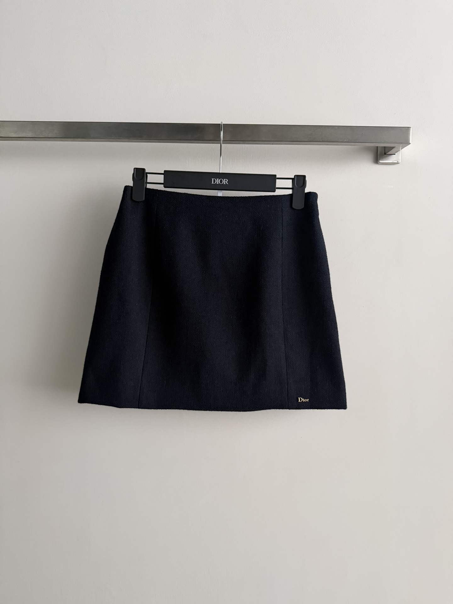 NO:751652,Dio*'s new 26 spring and summer, high-quality skirt, classic tailoring + high-quality wool blend, lined with mulberry silk, comfortable and high-end. Full of details, metal decoration is super textured. Practical and beautiful, can be easily used for commuting and formal occasions. It goes well with shirts, and you have a good sense of elegance!  SML,,dior,skirts,19860909Dio*新款26春夏,高品质半裙,经典剪裁+高品质羊毛混纺,内衬桑蚕丝,舒适又高级.细节满分,金属装饰超有质感.实用又美观,通勤、正式场合都能轻松驾驭,搭配衬衣都很出彩,优雅气质拿捏住啦！ＳＭＬ,,dior,skirts,,Women's clothing