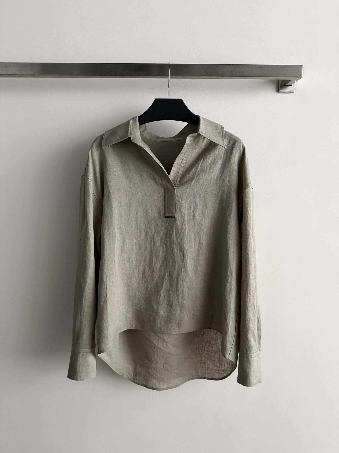 NO:751657,BrunelloCucinell*26SS new old-money style linen long-sleeved shirt, this old-money style linen long-sleeved shirt is made of linen fabric, breathable and moisture-absorbing, super comfortable to wear in spring and summer!  Classic beaded embellishment, simple and high-end +. Loose cut, can be worn alone or layered. It can be easily controlled for commuting, leisure, and vacation. It has a perfect sense of relaxation and a low-key elegance~SML,, brunello cucinelli, shirts,19860909BrunelloCucinell*26SS新款老钱风亚麻长袖衬衫,这款老钱风亚麻长袖衬衫,采用亚麻面料,透气吸湿,春夏穿超舒服！经典翻钉珠标志性点缀,简约又高级+.宽松剪裁,单穿o叠搭都○K,通勤、休闲、度假都能轻松驾驭,松弛感满分,低调优雅气质拿捏住啦~SML,,brunello cucinelli,shirts,,Women's clothing