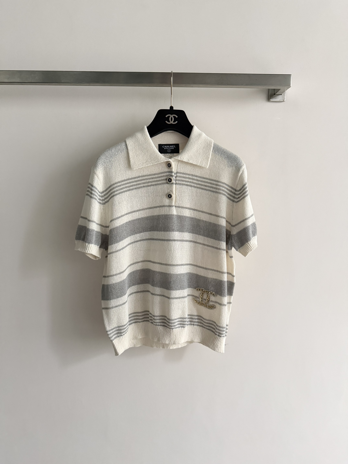 NO:752088,CHANE*26SS new striped sweater, with POLO collar design, exquisite double C chain embellishment on the hem, and button decoration on the front. The overall style is simple and retro. It can be paired with jeans to create a casual style, or with a skirt to add a sense of gentleness. SML, chanel, skirts, jeans,19860909CHANE*26SS新款条纹针织衫,采用POLO领设计,下摆精致双C链条点缀,前襟有纽扣装饰,整体风格简约且具复古感,可搭配牛仔裤打造休闲风,或配半身裙增添温柔感SML,,chanel,skirts,jeans,,Women's clothing