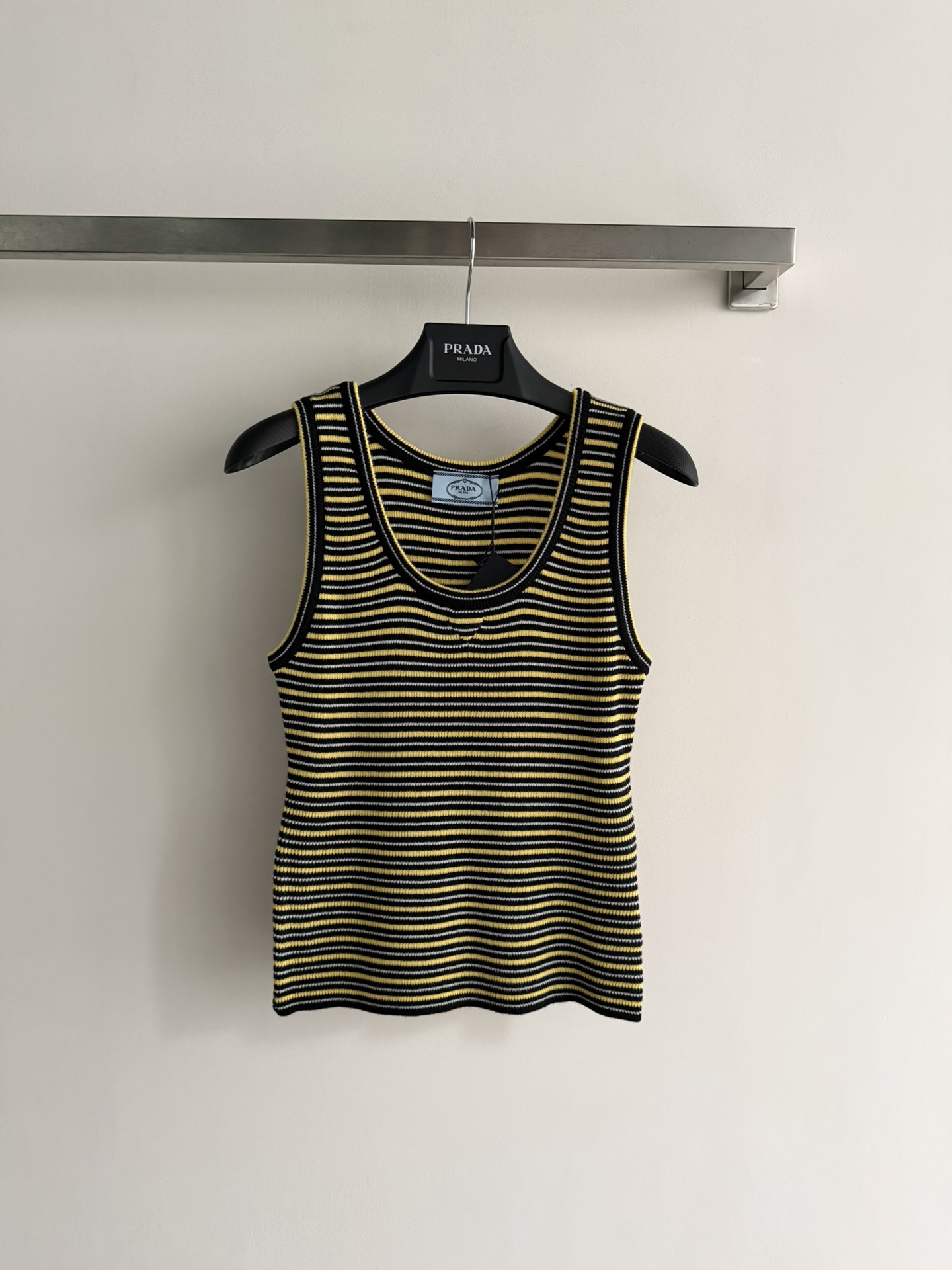 NO:752091,Prad*26SS striped knitted vest, classic round neck design, versatile, age-reducing and fashionable!  The fabric is made of soft materials, a preppy style for girls, and the slim fit is not fussy!  Three colors available: SML, prada,19860909Prad*26SS条纹针织背心,经典圆领设计 百搭减龄又时髦！面料柔软材质 学院风少女穿搭 修身版型不挑人！三色可选SML,,prada,,Women's clothing