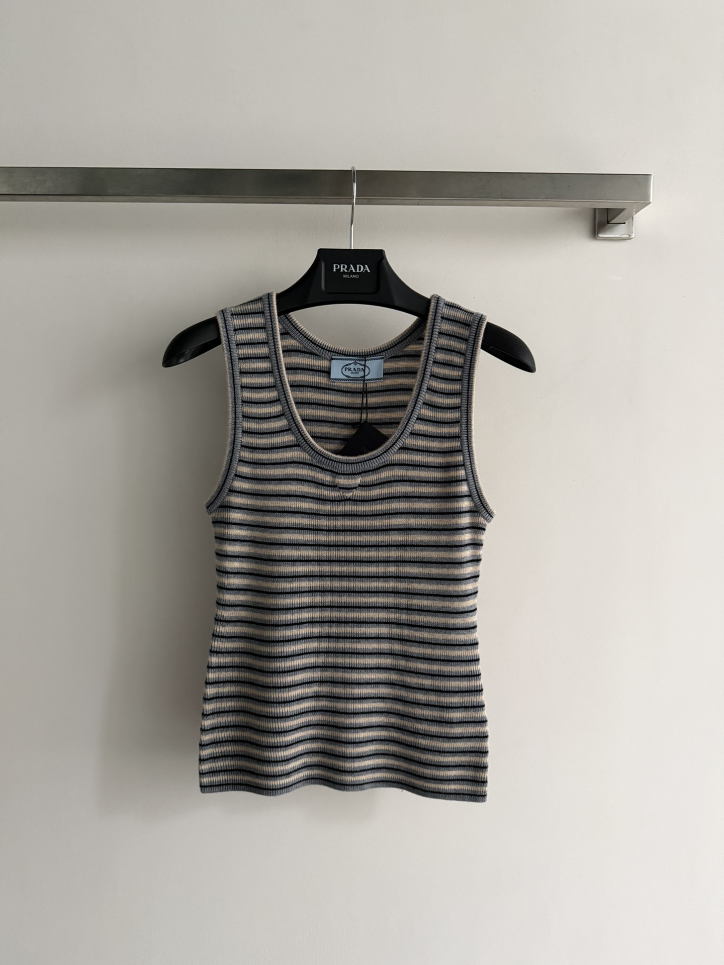 NO:752100,Prad*26SS striped knitted vest, classic round neck design, versatile, age-reducing and fashionable!  The fabric is made of soft materials, a preppy style for girls, and the slim fit is not fussy!  Three colors available: SML, prada,19860909Prad*26SS条纹针织背心,经典圆领设计 百搭减龄又时髦！面料柔软材质 学院风少女穿搭 修身版型不挑人！三色可选SML,,prada,,Women's clothing