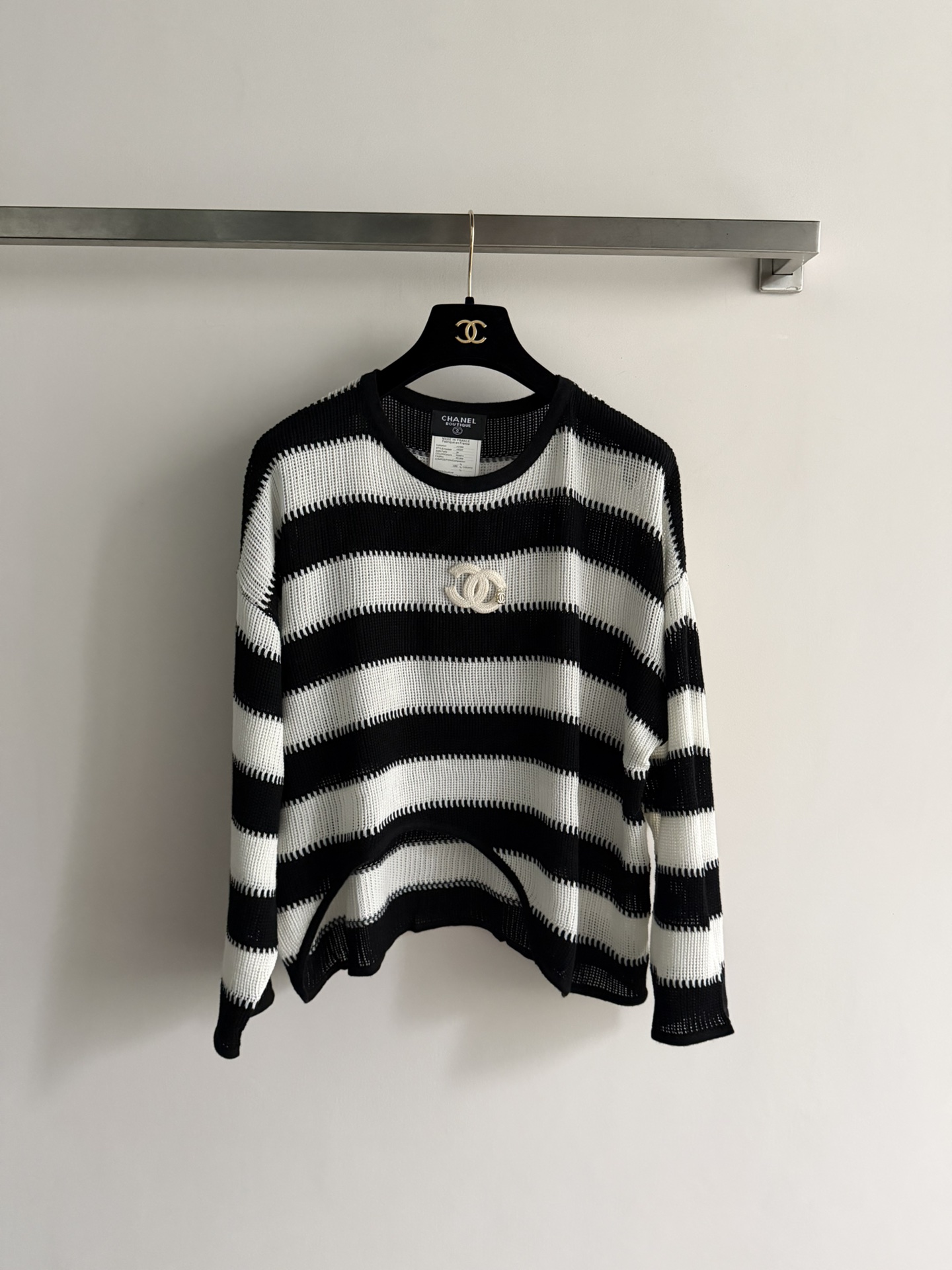 NO:752106,CHANE*26SS new striped sweater. Classic loose fit. Striped design, black and white intertwined, simple and fashionable. The upper body is soft and comfortable, with double C logo on the chest, perfect brand recognition. Lazy and casual, it can be worn alone or inside. It goes well with jeans and wide-leg pants, and it is easy to create a high-end daily wear. SML,,chanel,jeans,19860909CHANE*26SS新款条纹针织衫.经典宽松版型.条纹设计,黑色与白色交织,简约又时髦.上身柔软舒适,胸前双C标志,品牌辨识度满分 慵懒随性,单穿或内搭都很○K,搭配牛仔裤、阔腿裤都很出彩,轻松打造高级感日常穿搭,SML,,chanel,jeans,,Women's clothing