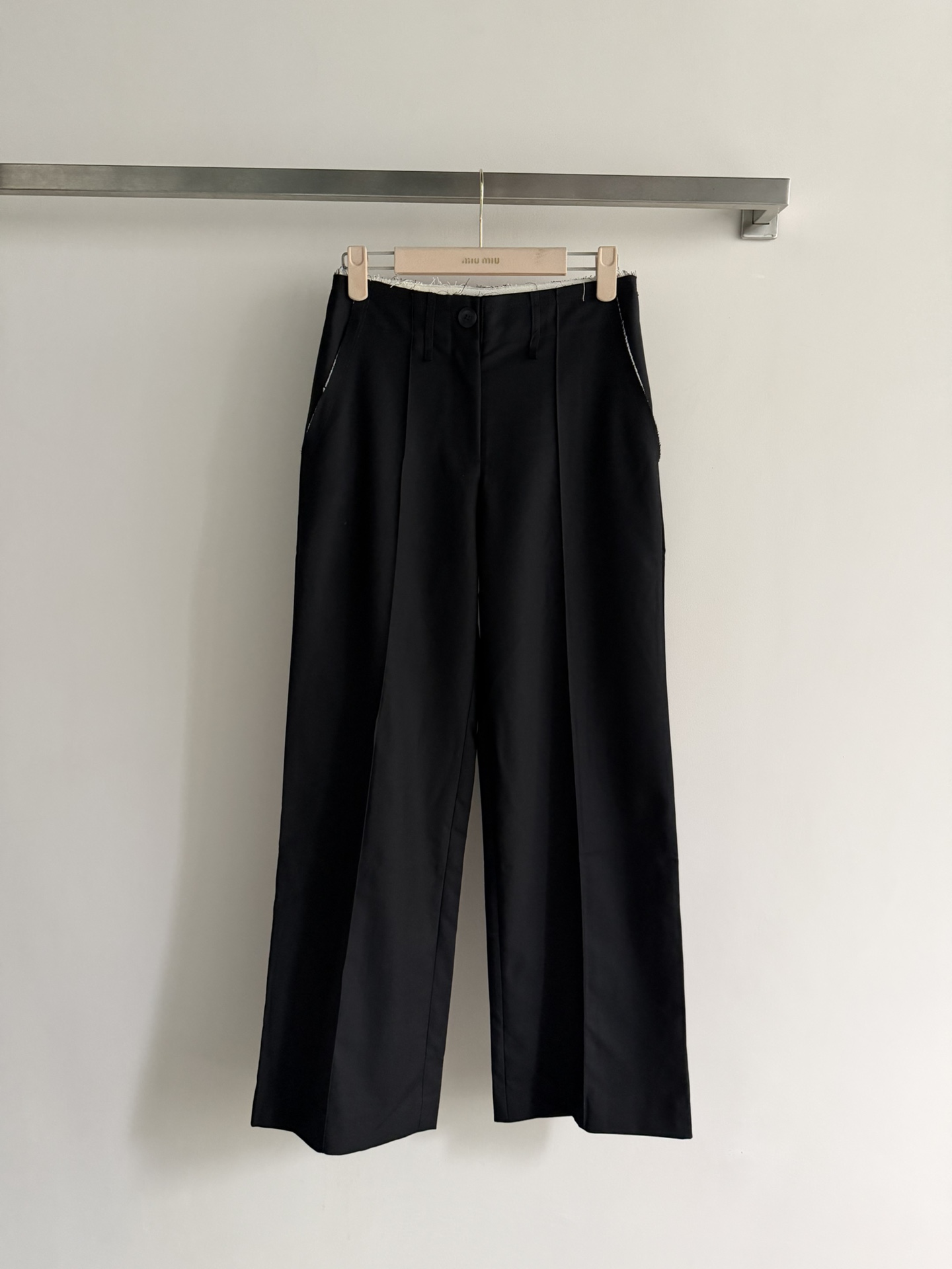 NO:752104,MiuMi* spring and summer new style straight-leg loose trousers, wool blended fabric, raw edge splicing design, wide-leg cut, can be easily controlled by any leg shape, very tolerant to the body shape, embroidered brand letters on the rear pockets, blending casualness and elegance into simplicity and sophistication, with the goal of looking slimmer and taller, easy to wear and match SML-,,miumiu,19860909MiuMi*春夏新款直筒宽松长裤,羊毛混纺面料 毛边拼接设计 阔腿版型剪裁任意腿型皆可轻松驾驭 对身材的包容性非常好 后方口袋品牌字母刺绣点缀 在简约干练中融入随性与优雅显瘦显高的穿衣目标 好穿好搭SML-,,miumiu,,Women's clothing