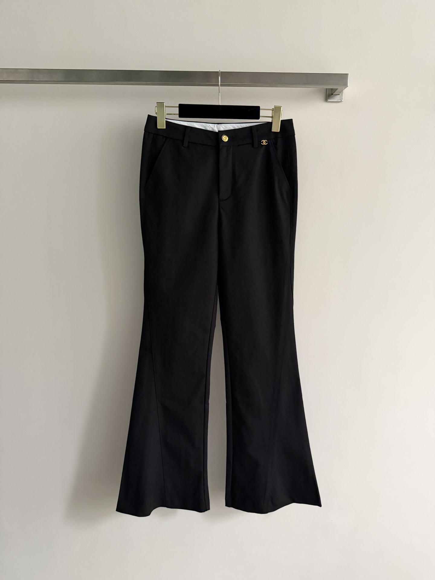 NO:752102,CHANE*26 new black boot-cut trousers with high-waisted design and slightly flared trousers make the legs look slimmer! The fabric has good drape, comfortable and crisp to wear, and can be easily used in daily commuting. The metal brand's double C iconic embellishment is full of sophistication. It can be worn with any shirt or knitted sweater, and it is easy to switch between multiple styles~SML,,chanel,shirts,19860909CHANE*26新款黑色微喇长裤高腰设计微喇叭裤型,修饰腿型超显瘦!面料垂感好,穿着舒适又挺括,通勤日常都能轻松驾驭.金属品牌双C标志性点缀,精致感满满,随便配衬衫,针织衫都 OK,轻松切换多种风格~SML,,chanel,shirts,,Women's clothing