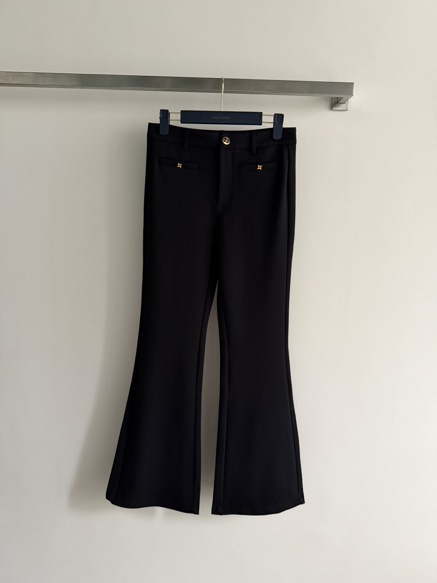 NO:752099,LouisVuitto*26 new black boot-cut trousers with high-waisted design and slightly flared trousers make the legs look slimmer! The fabric has good drape, comfortable and crisp to wear, and can be easily used in daily commuting. The metal brand's iconic embellishment is full of sophistication. It can be worn with any shirt or knitted sweater, and it is easy to switch between multiple styles~SML,, louis vuitton, shirts,19860909LouisVuitto*26新款黑色微喇长裤高腰设计微喇叭裤型,修饰腿型超显瘦!面料垂感好,穿着舒适又挺括,通勤日常都能轻松驾驭.金属品牌标志性点缀,精致感满满,随便配衬衫,针织衫都 OK,轻松切换多种风格~SML,,louis vuitton,shirts,,Women's clothing