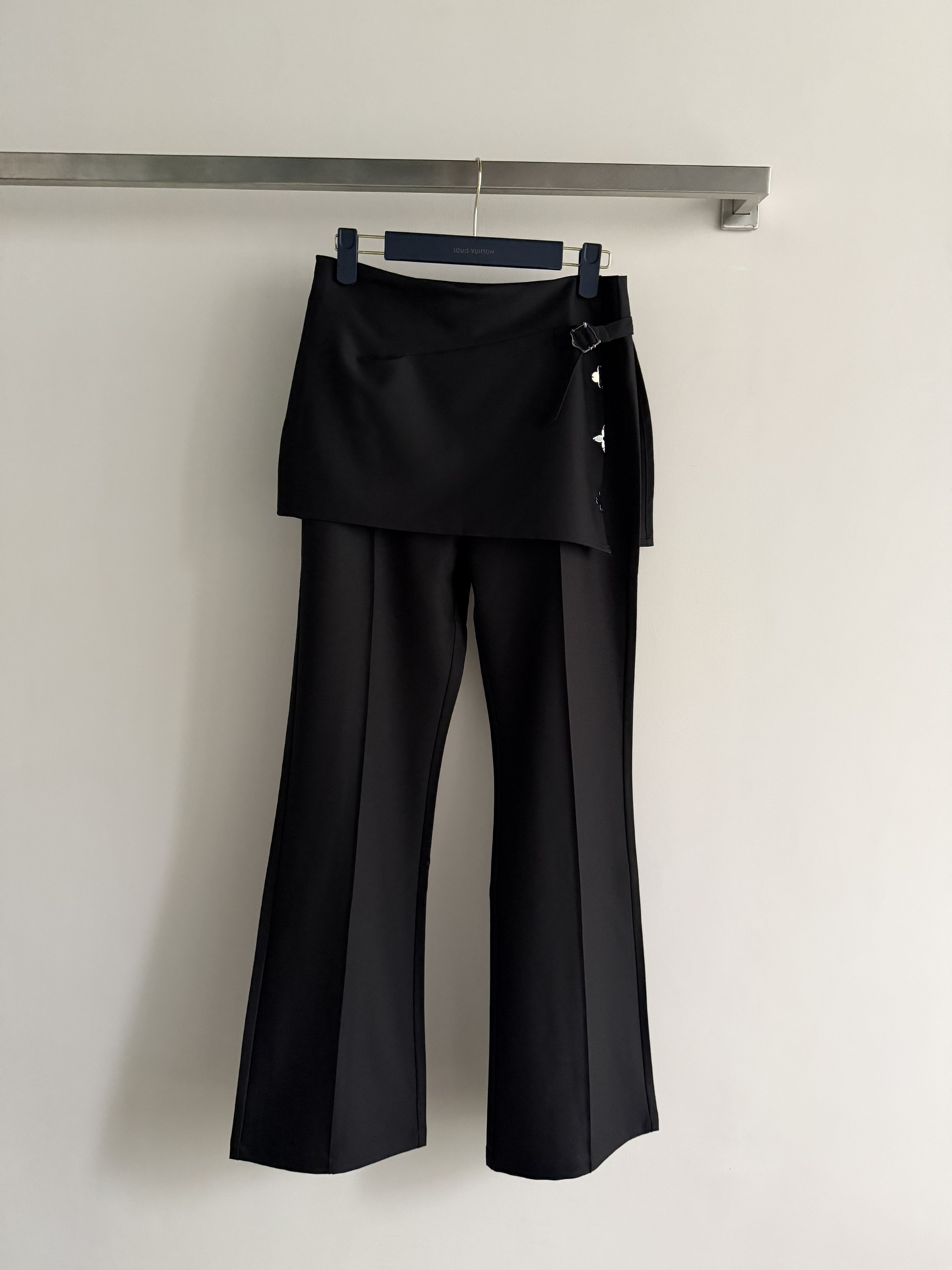 NO:752093,LouisVuitto*26SS fake two-piece slightly flared suit trousers, made of suit soft material, with good drape, comfortable and not easy to wrinkle. High waist + butt curtain design, covering the crotch and making you slim, and friendly to the pear-shaped figure!  The slightly flared trousers modify the shape of the legs and elongate the proportions, making them easy to control for commuting, dating, and daily life. The fake two-piece design combines the layering and practicality of culottes, which is fashionable and practical. It is a must-have and versatile item in the wardrobe!  SML,,louis vuitton,skirts,business suit,19860909LouisVuitto*26SS假两件微喇西装裤,采用西装软料,垂感好又舒适,不易皱.高腰+屁帘设计,遮胯显瘦,梨形身材友好！微喇裤型修饰腿型,拉长比例,通勤、约会、日常都能轻松驾驭.假两件设计兼具裙裤层次感和实用性,时尚又实用,是衣橱必备百搭单品！SML,,louis vuitton,skirts,business suit,,Women's clothing