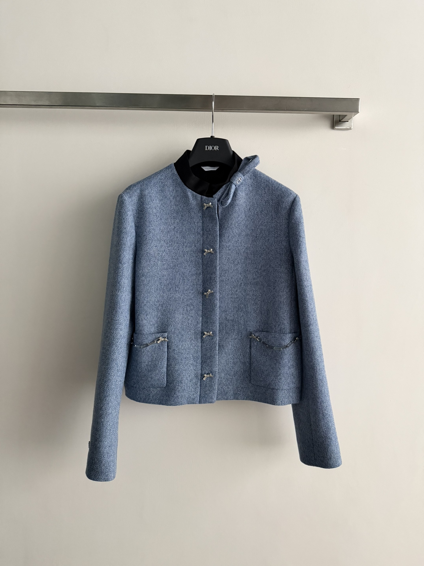 NO:752094,Dio*26 early spring series bow wool short jacket, (sheep wool silk lining) gray wool blend, delicate texture and warm. Short cut + bow buttons, elegant and refined, full of gold style. The bow embellishment on the neckline is full of details, and the metal chain on the edge of the pocket makes it more fashionable!  It can be easily worn for daily commuting or formal occasions. It looks great with skirts or high-waisted pants, and can easily create a high-end look. SML, dior, skirts, jackets & coats, real silk,19860909Dio*26早春系列蝴蝶结羊毛短外套,（绵羊毛真丝里衬）灰色羊毛混纺,质感细腻又保暖.短款剪裁+蝴蝶结纽扣,优雅精致,千金风满满.领口蝴蝶结点缀,细节感十足,口袋边缘金属链条,时髦度UP！日常通勤或正式场合都能轻松驾驭,搭配裙装或高腰裤都很出彩,轻松打造高级感穿搭ＳＭＬ,,dior,skirts,jackets & coats,real silk,,Women's clothing