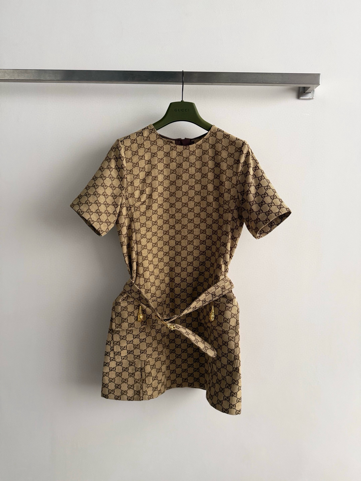 NO:752638,Gucc*26SS new double G jacquard dress, classic khaki + double G jacquard all over, highly recognizable!  High-density fabric, perfect texture, short-sleeved round neck + belt design, slim waist to show your figure, skirt pockets are super practical and fashionable, suitable for a variety of body types, can be easily managed in commuting, casual and formal occasions, elegant and high-end, a must-have for girls with temperament!  SML,,gucci,skirts,T-shirt,19860909Gucc*26SS新款双G提花连衣裙,经典卡其色+满身双G提花,辨识度超高！高密度面料,质感满分,短袖圆领+腰带设计,收腰显身材,裙摆口袋超实用又时髦品,适合多种体型,通勤、休闲、正式场合都能轻松驾驭,优雅又高级,气质女生必入！SML,,gucci,skirts,T-shirt,,Women's clothing