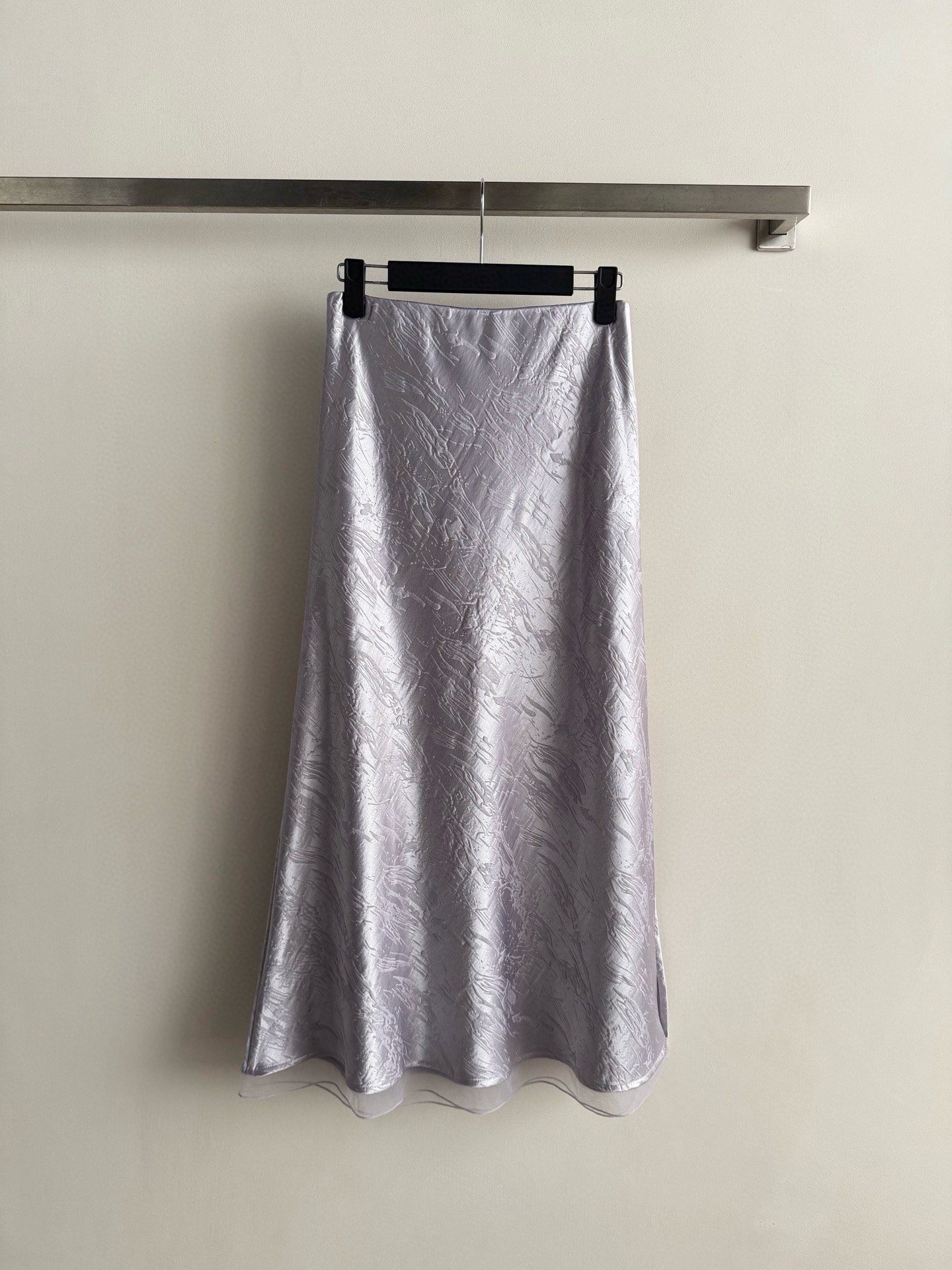 NO:752644,26 new early spring new smooth textured skirt, unique pleated texture + soft luster, high-end and elegant texture. Mid-length design, strong drape, super elegant when worn in spring and summer ~ versatile and suitable for commuting, dating and formal occasions. It is comfortable and not easy to wrinkle. It is great when layered with shirts or knitted. Simple and elegant style is easy to get! SML,,skirts,shirts,1986090926早春新款光滑肌理感半身裙,独特褶皱肌理+柔和光泽,质感高级又飘逸.中长款设计,垂坠感强,春夏穿超显气质～百搭不挑肤色通勤、约会、正式场合都能轻松驾驭上身舒适不易起皱,叠穿衬衫或针织都很出彩,简约优雅风格轻松get! SML,,skirts,shirts,,Women's clothing