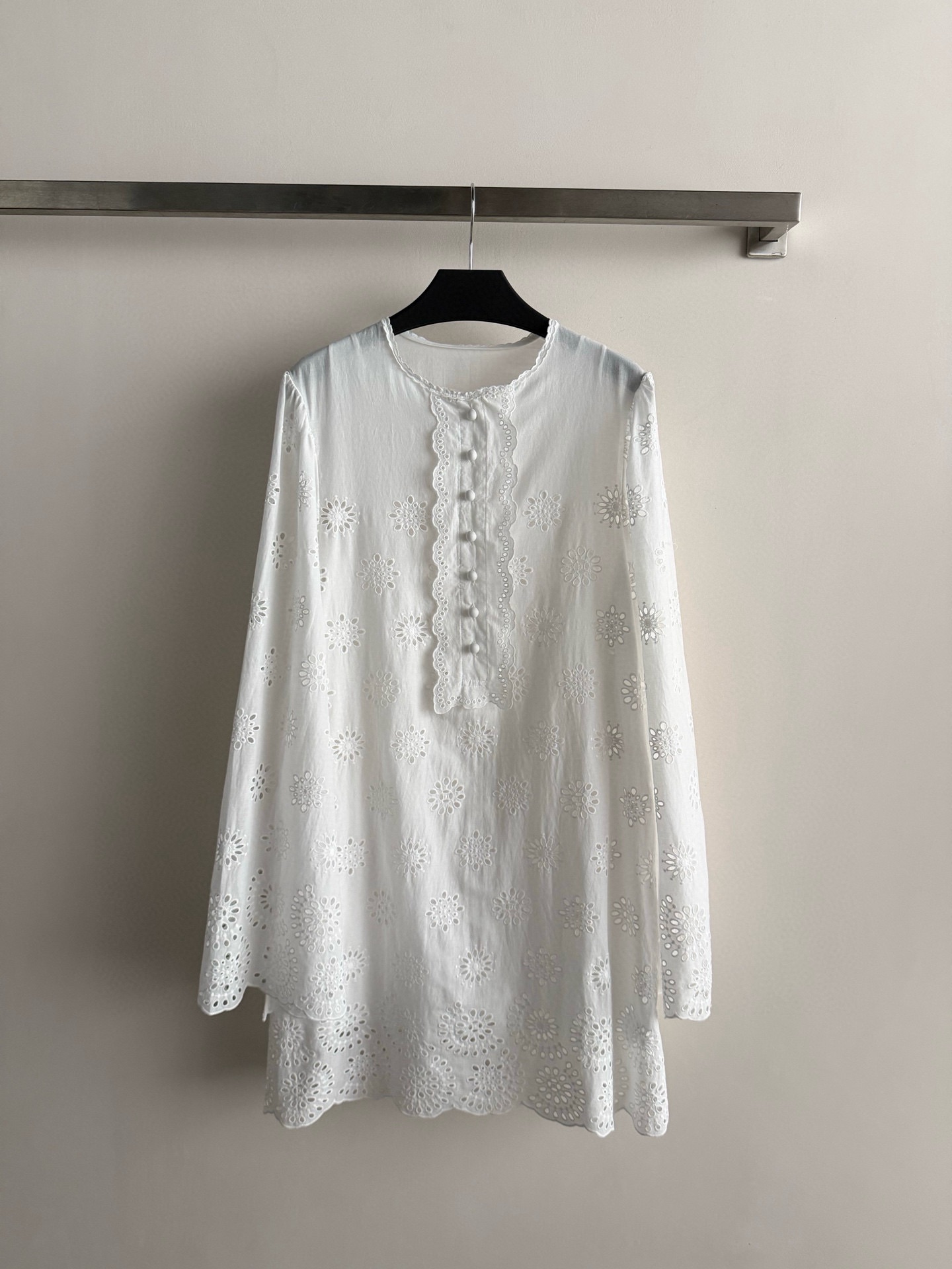 NO:752632,chol*26SS new white hollow embroidered dress is light and breathable, and the floral hollow design is super detailed!  Front buttons + ruffles, retro and feminine, loose long-sleeved skirt, bell sleeve design, super comfortable to wear in spring and summer ~ great for daily life, vacation, and photo shoots, match with straw hat or sandals, get fresh and natural style!  SML,,sandals,skirts,hats,19860909chol*26SS新款白色镂空刺绣连衣裙轻薄透气,花卉镂空设计超有细节感！正面纽扣+荷叶边,复古又柔美,宽松长袖裙摆,喇叭袖设计,春夏穿超舒服~日常、度假、拍照都很出片,搭配草帽或凉鞋,清新自然风get！SML,,sandals,skirts,hats,,Women's clothing