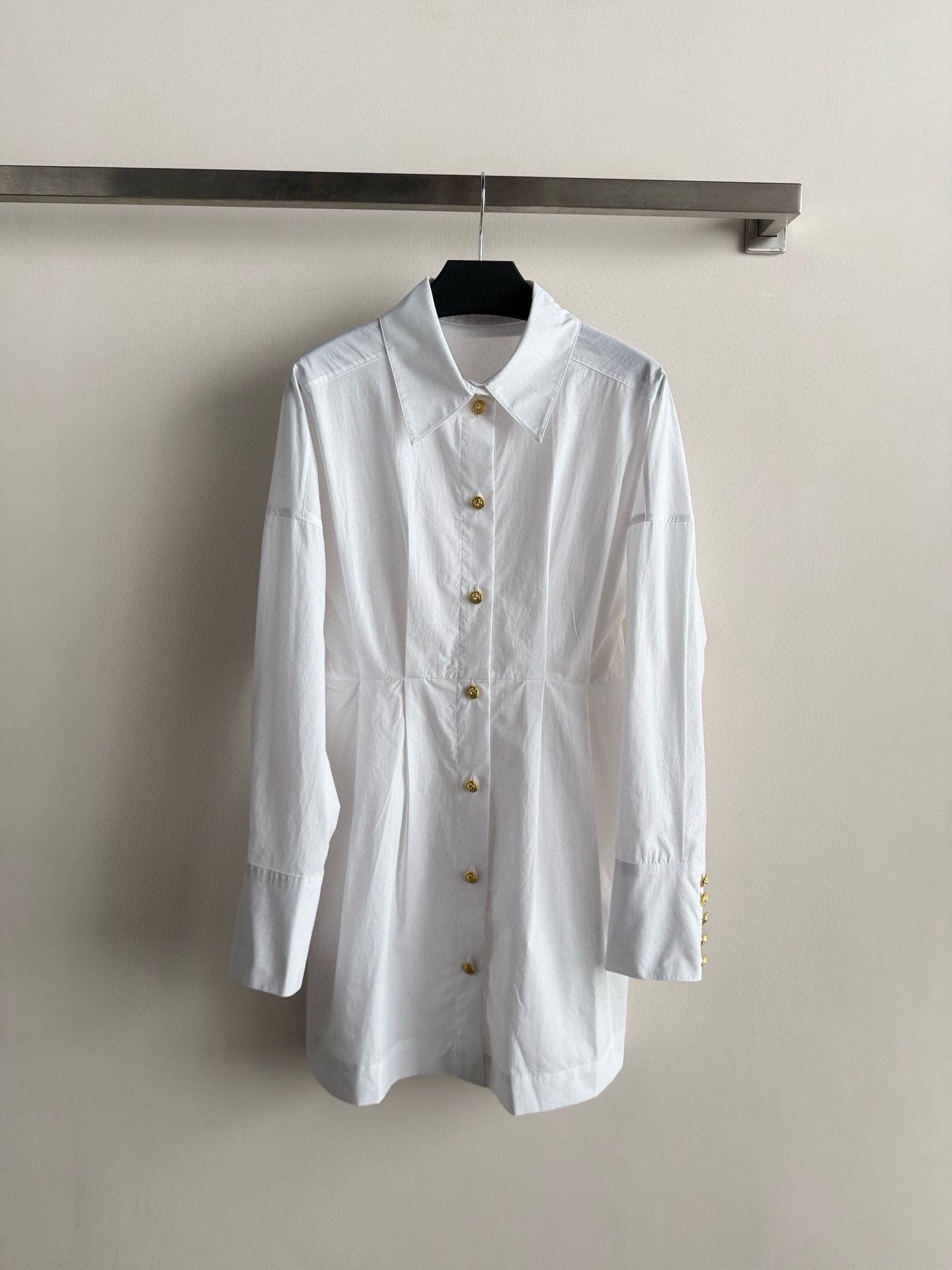 NO:752629,Balmai*26SS new white shirt skirt, classic long sleeves + gold buttons, simple and advanced!  High-quality cotton fabric, skin-friendly and breathable, super comfortable to wear ~ A-line version + waist design, modified body proportions, perfect elegant temperament. It can be easily controlled for daily commuting and leisure, and it is great to wear alone or as an inner layer. It is a practical and fashionable versatile item!  SML,,balmain,skirts,shirts,19860909Balmai*26SS新款白色衬衫裙,经典长袖+金色纽扣,简约又高级！高品质棉质面料,亲肤透气,穿着超舒适～A字版型+收腰设计,修饰身材比例,优雅气质满分.日常通勤、休闲都能轻松驾驭,单穿或内搭都很出彩,是实用又时髦的百搭单品！SML,,balmain,skirts,shirts,,Women's clothing