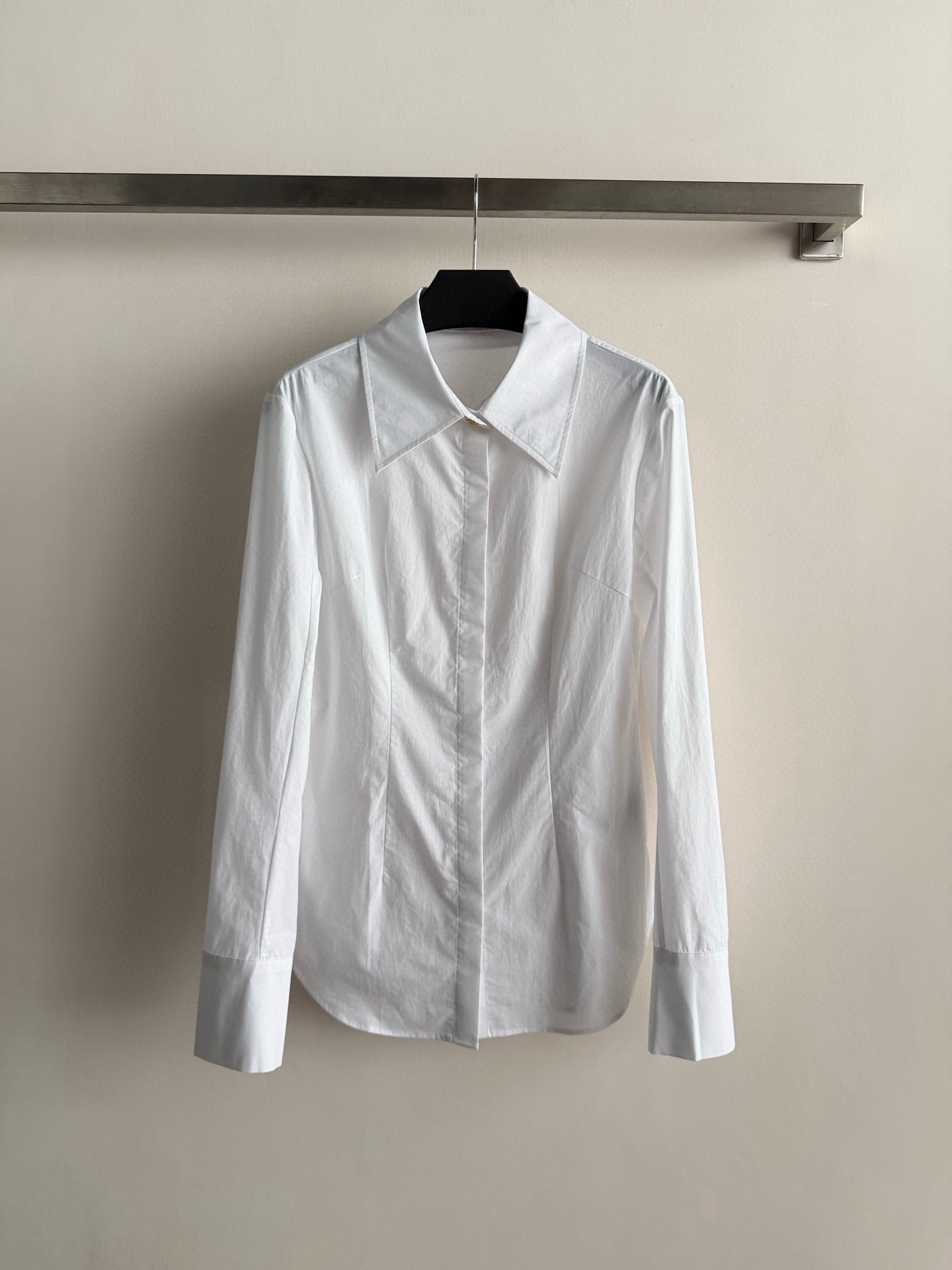 NO:752652,Balmai*26SS new white commuter shirt, with classic lapel + long sleeve design, simple and elegant, suitable for the workplace or daily wear. The fabric is soft and comfortable, with natural folds, breathable and layered+. The slightly loose version is suitable for a variety of body types, and it is OK to wear alone or paired with a suit jacket!  White is versatile and can be easily switched with trousers and skirts. It is a must-have and practical item in the wardrobe~SML,,balmain,skirts,jackets & coats,shirts,business suit,19860909Balmai*26SS新款白色通勤衬衫,采用经典翻领+长袖设计,简约大方,适合职场或日常穿搭.面料柔软舒适,带自然褶皱,透气又有层次感+.微宽松版型,包容多种身材,单穿或搭配西装外套都很OK！白色百搭,配裤装裙装都能轻松切换风格,是衣橱必备实用单品~SML,,balmain,skirts,jackets & coats,shirts,business suit,,Women's clothing