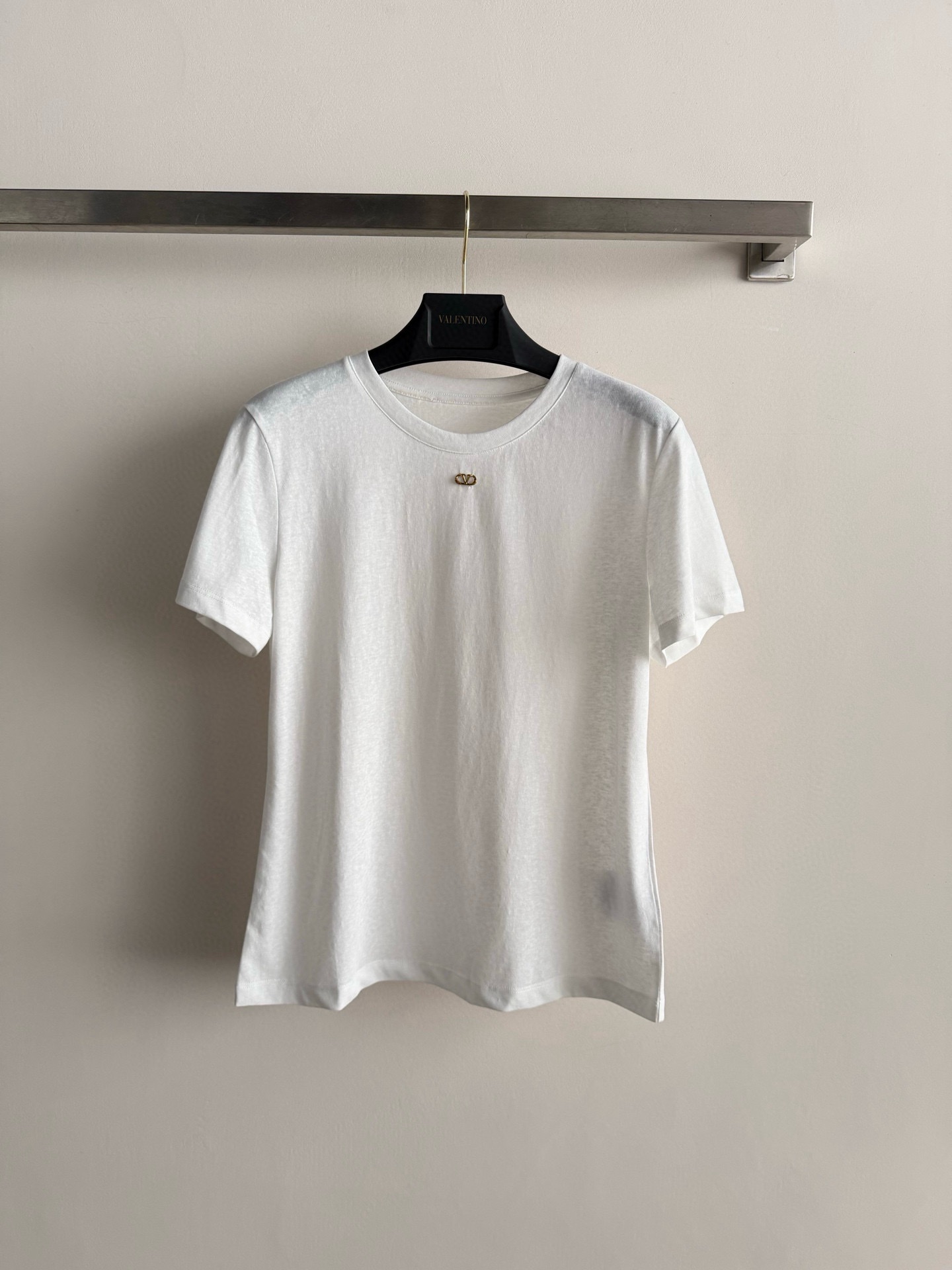 NO:752649,26SSValentin*’s new round-neck, right-shoulder T-shirt. The design of the brand’s V-shaped metal logo is more refined and not monotonous. The texture and version are awesome. It’s a perfect, versatile T-shirt that’s easy to wear casually and looks good!  SML,,valentino,tees,t-shirt,1986090926SSValentin*新款圆领正肩T恤 设计品牌V字金属logo更精致不单调 质感版型都超赞完美百搭T恤随意穿搭简单好看！SML,,valentino,tees，t-shirt,,Women's clothing