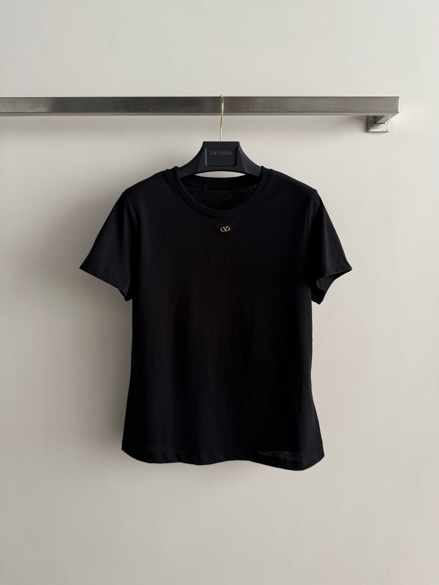 NO:752646,26SSValentin*’s new round-neck, right-shoulder T-shirt. The design of the brand’s V-shaped metal logo is more refined and not monotonous. The texture and version are awesome. It’s a perfect, versatile T-shirt that’s easy to wear casually and looks good!  SML!  ,,valentino,tees,t-shirt,1986090926SSValentin*新款圆领正肩T恤 设计品牌V字金属logo更精致不单调 质感版型都超赞完美百搭T恤随意穿搭简单好看！SML！,,valentino,tees，t-shirt,,Women's clothing
