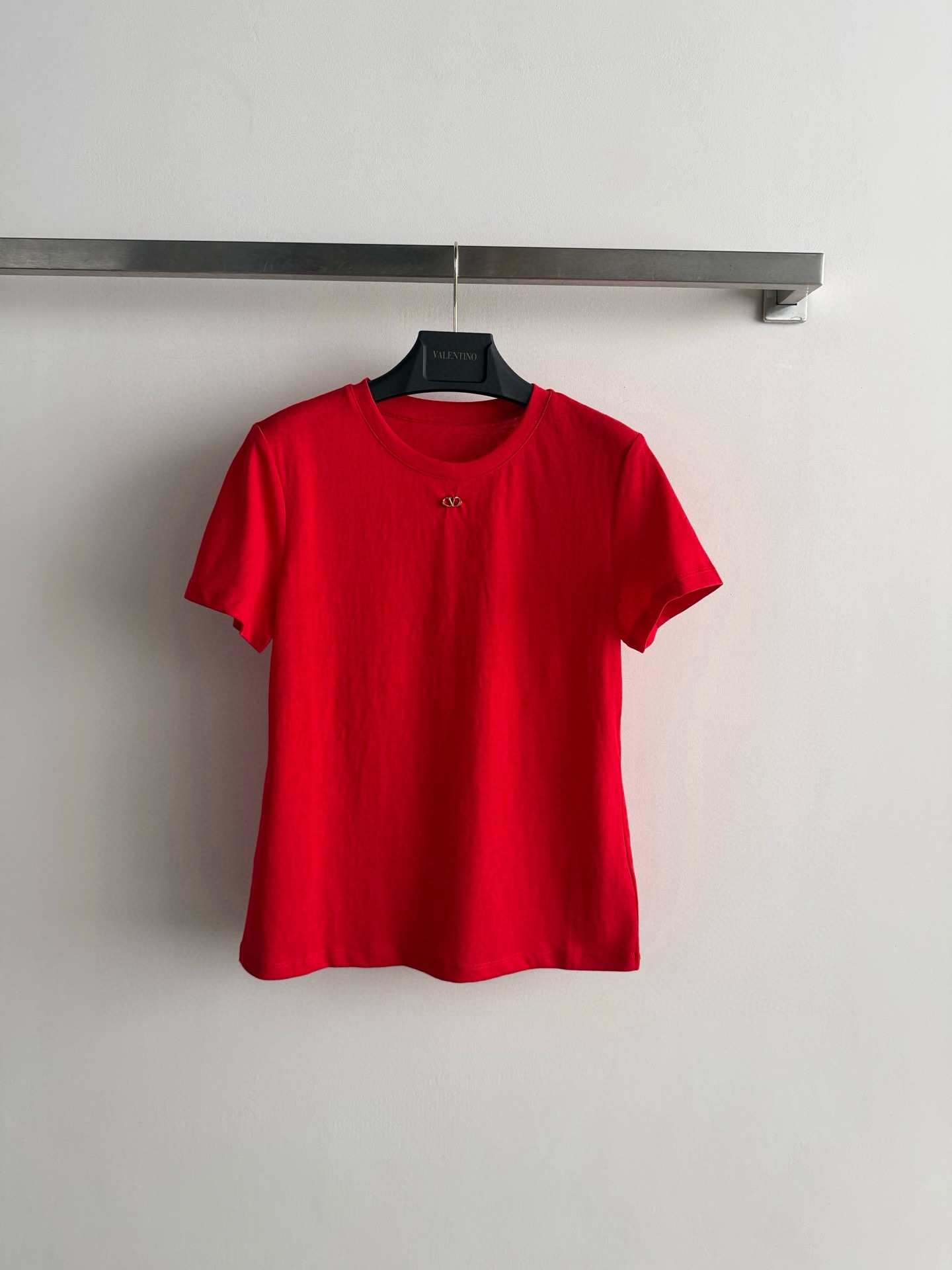 NO:752643,26SSValentin*’s new round-neck, right-shoulder T-shirt. The design of the brand’s V-shaped metal logo is more refined and not monotonous. The texture and version are awesome. It’s a perfect, versatile T-shirt that’s easy to wear casually and looks good!  SML,,valentino,tees,t-shirt,1986090926SSValentin*新款圆领正肩T恤 设计品牌V字金属logo更精致不单调 质感版型都超赞完美百搭T恤随意穿搭简单好看！SML,,valentino,tees，t-shirt,,Women's clothing