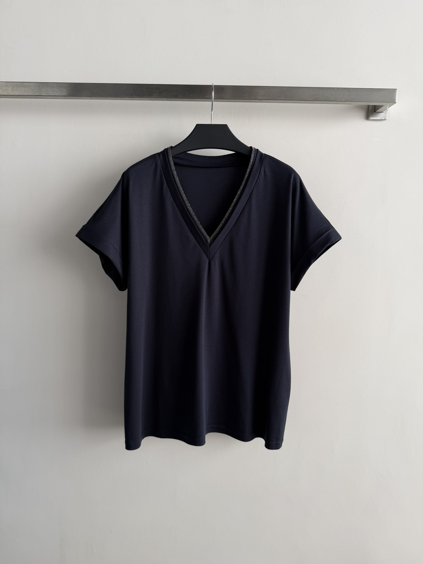 NO:753136,BrunelloCucinell*26SS new short-sleeved V-neck short-sleeved T-shirt, made of heavy mercerized cotton, soft and breathable, super comfortable to wear!  The edge of the V-neck is edged with diamonds, low-key and luxurious, and full of details. The shoulder is loose, modifies the shoulder line, elongates the neck, and looks elegant and slim. The neckline is reinforced with high-density threads and three needles, which will not easily deform after long-term wear. It is very practical. It can be easily used for daily commuting and leisure, and it goes well with jeans or skirts. It is a must-have and versatile item in the wardrobe!  Three-color SML,,brunello cucinelli,skirts,jeans,T-shirt,tees,t-shirt,19860909BrunelloCucinell*26SS新款短袖V领短袖T恤,重磅丝光棉材质,柔软又透气,穿着超舒适！V领边缘碎钻包边,低调奢华,细节满分.正肩宽松版型,修饰肩部线条,拉长颈部,显气质又显瘦.领口高密螺纹+三本针加固,久穿不易变形,实用性超强.日常通勤、休闲都能轻松驾驭,搭配牛仔裤或半身裙都很OK,是衣橱必备百搭单品！三色SML,,brunello cucinelli,skirts,jeans,T-shirt,tees，t-shirt,,Women's clothing