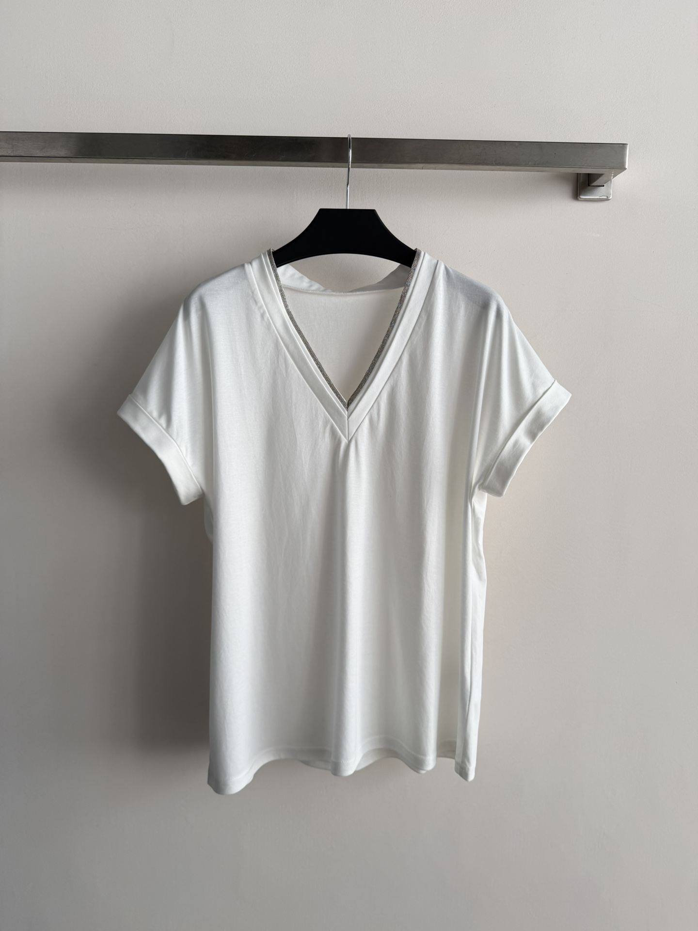 NO:753130,BrunelloCucinell*26SS new short-sleeved V-neck short-sleeved T-shirt, made of heavy mercerized cotton, soft and breathable, super comfortable to wear!  The edge of the V-neck is edged with diamonds, low-key and luxurious, and full of details. The shoulder is loose, modifies the shoulder line, elongates the neck, and looks elegant and slim. The neckline is reinforced with high-density threads and three needles, which will not easily deform after long-term wear. It is very practical. It can be easily used for daily commuting and leisure, and it goes well with jeans or skirts. It is a must-have and versatile item in the wardrobe!  Three-color SML,,brunello cucinelli,skirts,jeans,T-shirt,tees,t-shirt,19860909BrunelloCucinell*26SS新款短袖V领短袖T恤,重磅丝光棉材质,柔软又透气,穿着超舒适！V领边缘碎钻包边,低调奢华,细节满分.正肩宽松版型,修饰肩部线条,拉长颈部,显气质又显瘦.领口高密螺纹+三本针加固,久穿不易变形,实用性超强.日常通勤、休闲都能轻松驾驭,搭配牛仔裤或半身裙都很OK,是衣橱必备百搭单品！三色SML,,brunello cucinelli,skirts,jeans,T-shirt,tees，t-shirt,,Women's clothing