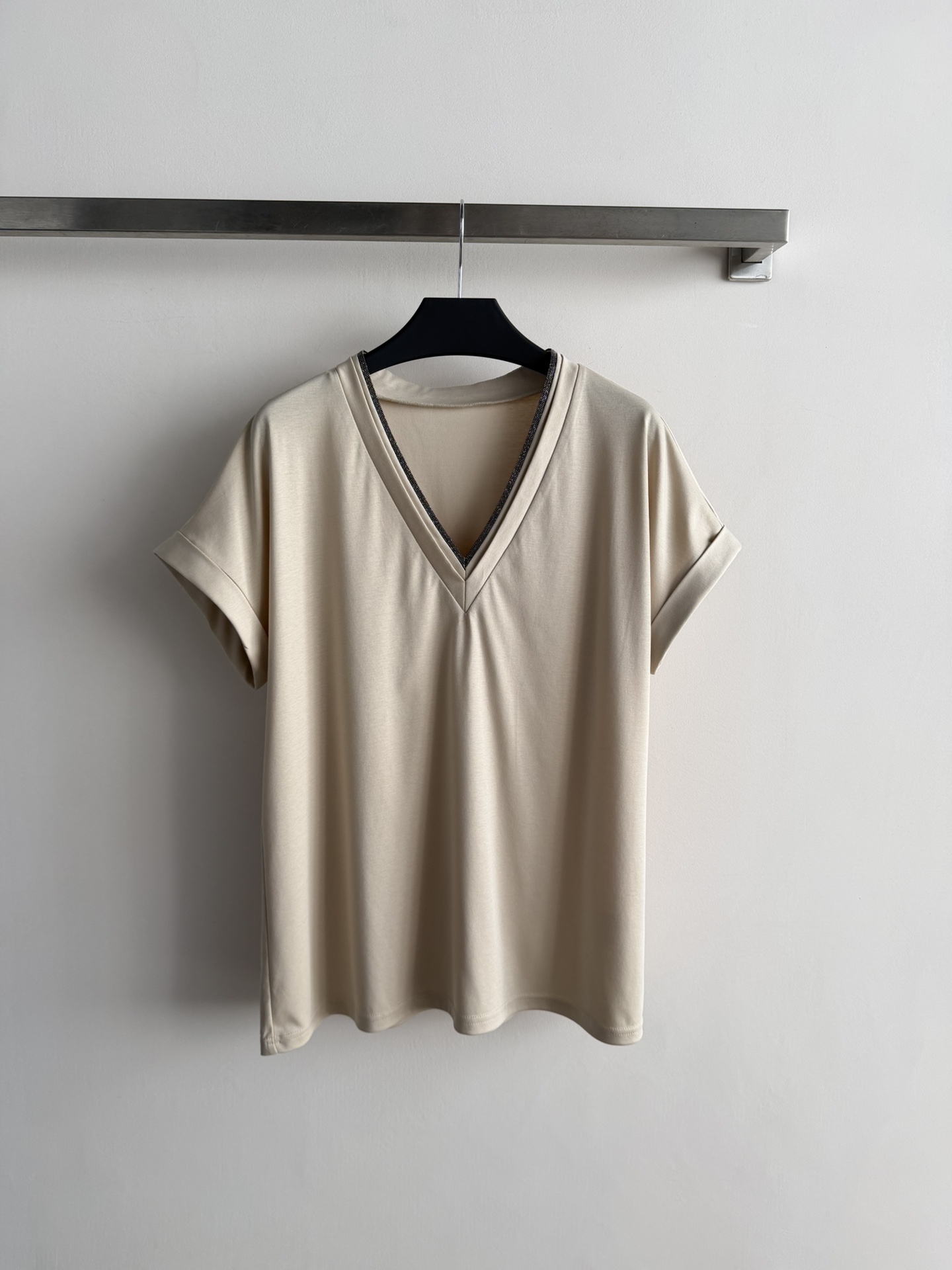 NO:884863,BrunelloCucinell*26SS new short-sleeved V-neck short-sleeved T-shirt, made of heavy mercerized cotton, soft and breathable, super comfortable to wear!  The edge of the V-neck is edged with diamonds, low-key and luxurious, and full of details. The shoulder is loose, modifies the shoulder line, elongates the neck, and looks elegant and slim. The neckline is reinforced with high-density threads and three needles, which will not easily deform after long-term wear. It is very practical. It can be easily used for daily commuting and leisure, and it goes well with jeans or skirts. It is a must-have and versatile item in the wardrobe!  Three-color SML, women's clothing, brunello cucinelli, skirts, jeans, T-shirt, tees, t-shirt,19860909BrunelloCucinell*26SS新款短袖V领短袖T恤,重磅丝光棉材质,柔软又透气,穿着超舒适！V领边缘碎钻包边,低调奢华,细节满分.正肩宽松版型,修饰肩部线条,拉长颈部,显气质又显瘦.领口高密螺纹+三本针加固,久穿不易变形,实用性超强.日常通勤、休闲都能轻松驾驭,搭配牛仔裤或半身裙都很OK,是衣橱必备百搭单品！三色SML,女装,brunello cucinelli,skirts,jeans,T-shirt,tees，t-shirt,,Women's clothing