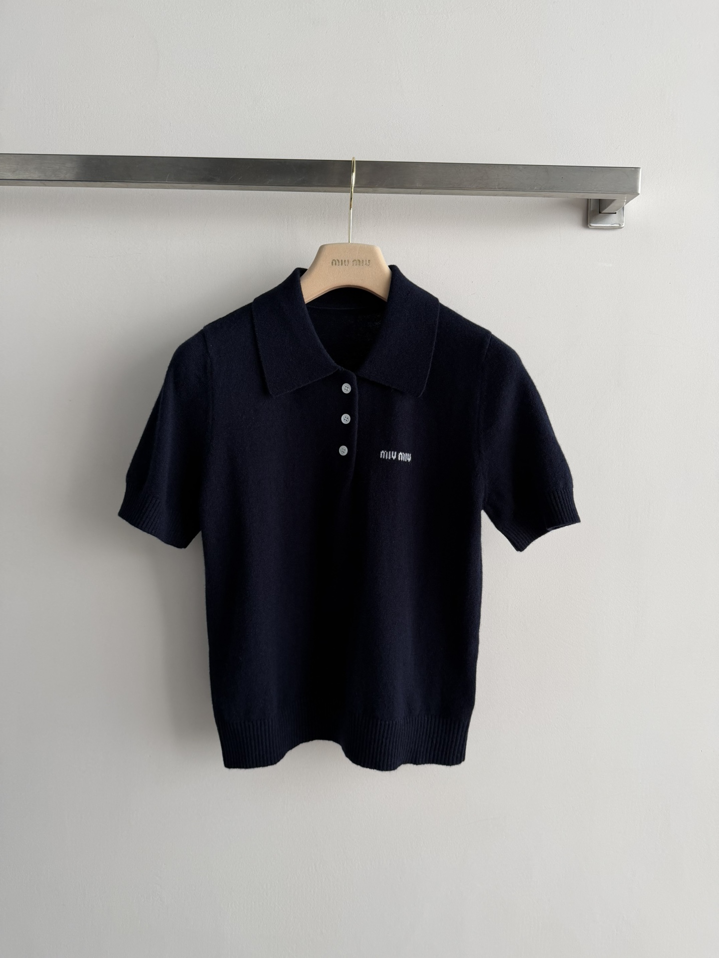 NO:753127,Miumi*26SS new POLO wool sweater, classic regular fit, letter embroidery on the chest, half-cut lapel with buttoned long sleeve design, soft and comfortable texture, versatile and fashionable, two-color SML for age-reducing miu girls,,miumiu,19860909Miumi*26SS新款POLO羊毛针织衫,经典常规版型,胸前字母刺绣点缀 半开胸翻领配纽扣长袖设计,质感柔软舒适,百搭时尚 减龄miu女孩两色SML,,miumiu,,Women's clothing