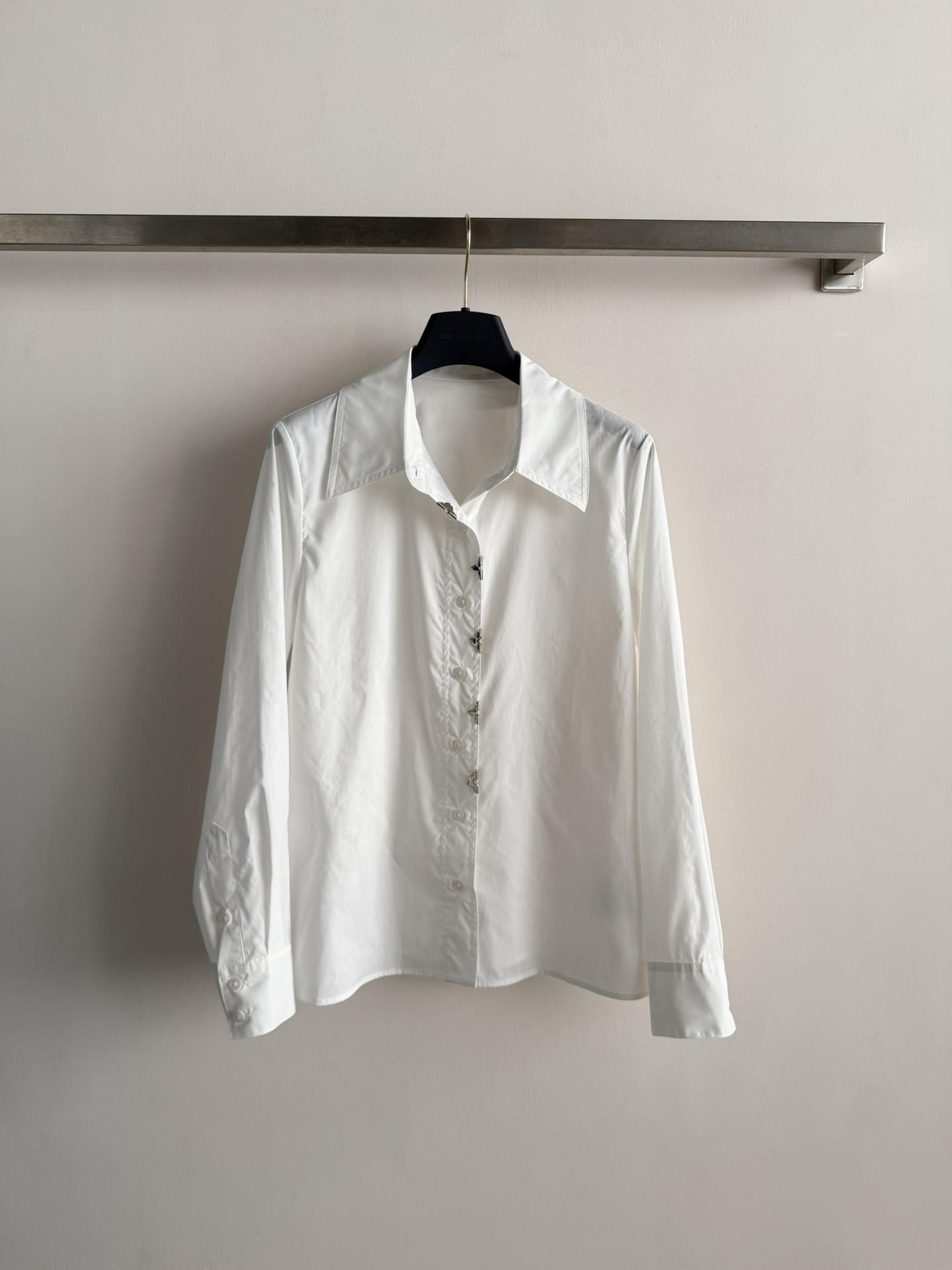 NO:753124,LouisVuitto*26SS new white lapel long-sleeved shirt, made of high-quality cotton fabric, soft and crisp, super comfortable to wear!  The waist-cinched version modifies your body shape and gives you perfect elegance. The buttons are embellished with brand logo elements, which are low-key and recognizable. You must pay attention to details!  It can be easily used in daily commuting and business situations. It looks great with trousers or skirts. It is practical and fashionable. SML, Louis Vuitton, skirts, shirts,19860909LouisVuitto*26SS新款白色翻领长袖衬衫,采用高品质棉质面料,柔软又挺括,穿着超舒适！收腰版型 修饰身形,优雅气质满分计.纽扣处品牌标志元素点缀,低调又有辨识度,细节控必入！日常通勤、商务场合都能轻松驾驭,搭配西裤或半裙都很出彩,实用又时髦SML,,louis vuitton,skirts,shirts,,Women's clothing