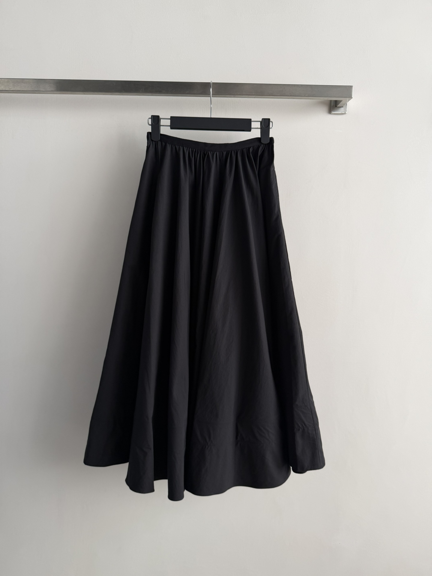 NO:753121,New black A-line skirt, this black A-line skirt has a high-waisted design, is comfortable and slim, and is suitable for a variety of body types. It can be easily worn for daily commuting and leisure. The black color is classic and versatile, and it looks great with shirts, sweaters or jackets, and it is easy to switch styles. The fabric has good texture and can be worn all year round. Paired with short boots or loafers, it is simple and layered, and you can easily get fashionable Iook! SML,, loafers, boots, skirts, jackets &  coats,shirts,19860909新款黑色A字半身裙,这款黑色A字半身裙,高腰设计,舒适又显瘦,适合多种身材.日常通勤、休闲都能轻松驾驭.黑色经典百搭,随手搭配衬衫、针织衫或外套都很出彩,轻松切换风格.面料质感好,一年四季穿也很OK,配短靴或乐福鞋,简约又有层次感,轻松get时髦Iook!SML,,loafers,boots,skirts,jackets & coats,shirts,,Women's clothing