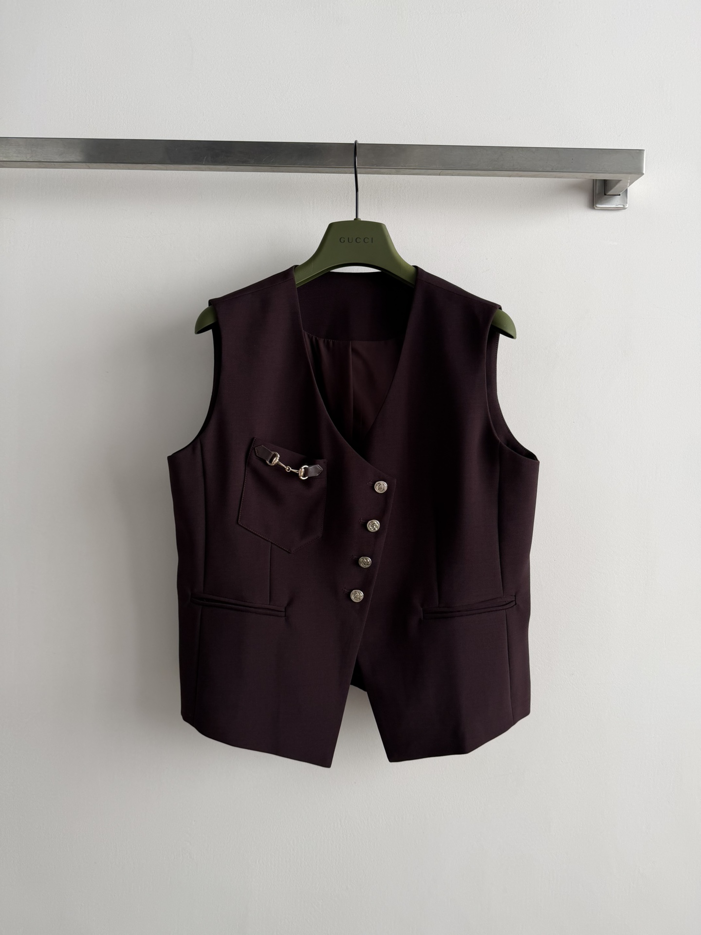 NO:753615,GUCC* new spring and summer vest suit V-neck slim vest with chain decoration on the chest pocket and irregular design of bevel buttons. Paired with a set of straight-leg trousers from the series, it is very fashionable!  The overall texture of the fabric is drapey and comfortable, and the overall texture of the silk-wool blended fabric makes the upper body look elegant and luxurious. Wear a vest with high-waisted trousers for workplace style. It elongates the body proportions, makes the legs longer, and makes you look taller!  It is worth buying for daily commuting, simple and advanced SML, gucci,19860909GUCC*春夏新款马甲套装V领修身马甲 胸前口袋锁链装饰 与斜边纽扣不规则设计 搭配系列直筒长裤一套上身 非常显时尚感！面料呈现垂感舒适的品相丝毛混纺面料整体质感在线上身显优雅奢华 职场气质穿搭马甲搭配高腰长裤 拉长身材比例 显腿长 显高！日常通勤都 非常值得入手,简约又高级SML,,gucci,,Women's clothing