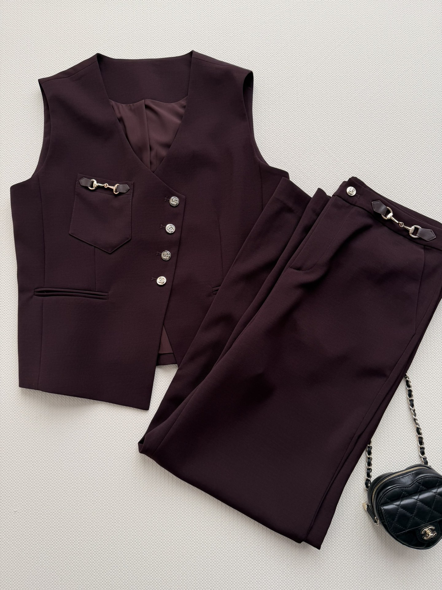 NO:755192,GUCC* new spring and summer vest suit V-neck slim vest with chain decoration on the chest pocket and irregular design of bevel buttons. Paired with a set of straight-leg trousers from the series, it is very fashionable!  The overall texture of the fabric is drapey and comfortable, and the overall texture of the silk-wool blended fabric makes the upper body look elegant and luxurious. Wear a vest with high-waisted trousers for workplace style. It elongates the body proportions, makes the legs longer, and makes you look taller!  It is worth buying for daily commuting, simple and high-end SML, Gucci-clothing, gucci, gucci, loro piana,19860909GUCC*春夏新款马甲套装V领修身马甲 胸前口袋锁链装饰 与斜边纽扣不规则设计 搭配系列直筒长裤一套上身 非常显时尚感！面料呈现垂感舒适的品相丝毛混纺面料整体质感在线上身显优雅奢华 职场气质穿搭马甲搭配高腰长裤 拉长身材比例 显腿长 显高！日常通勤都 非常值得入手,简约又高级SML,古驰-服装,gucci,gucci,loro piana,,Women's clothing
