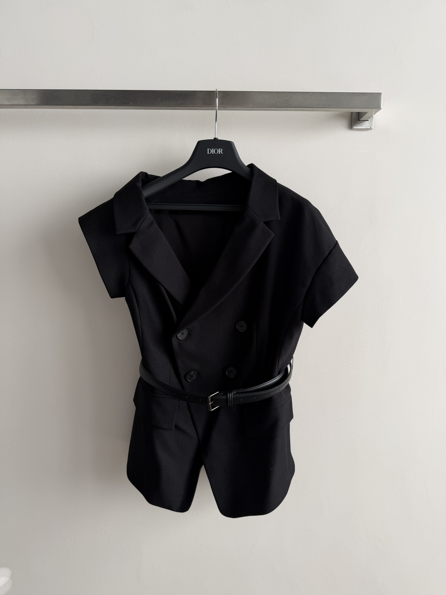 NO:753609,Dio* spring and summer new style irregular blazer, suit-style lapel, asymmetrical sleeves and slanted shoulder design, fashionable and exquisite double-breasted decoration, with belt decoration, the upper body has aura and layering, and hides the flesh to look slimmer, full of accent, off-shoulder, discreet, fashionable and elegant SML-,, dior, business suit,19860909Dio*春夏新款不规则西装式上衣 西装式翻领不对称袖斜肩设计 时尚精致双排扣装饰 配上腰带装饰 上身有气场与层次感 并且藏肉显瘦 腔调感十足露肩小心机,时髦有气质SML-,,dior,business suit,,Women's clothing