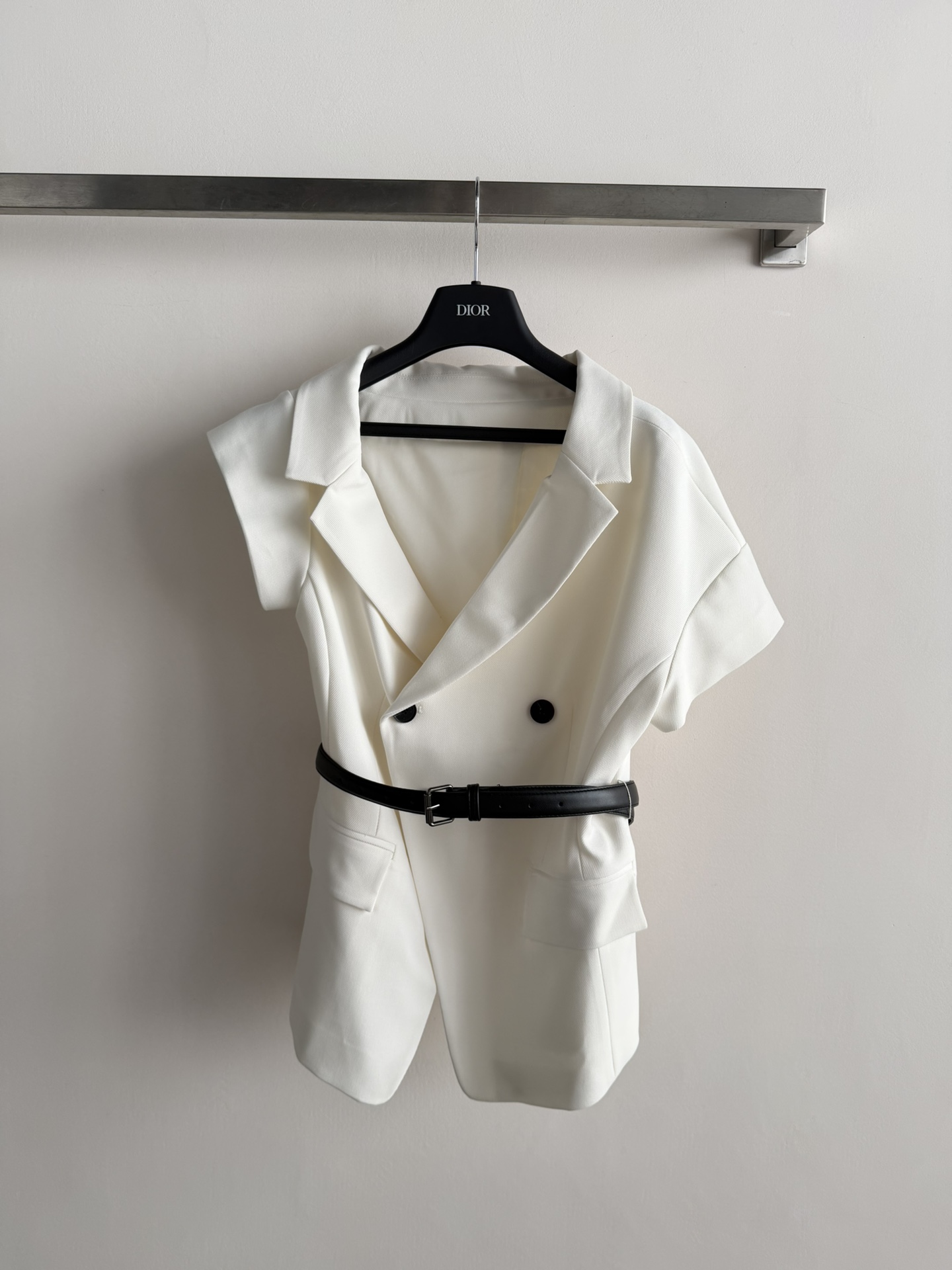 NO:753603,Dio* spring and summer new style irregular blazer, suit-style lapel, asymmetrical sleeves and slanted shoulder design, fashionable and exquisite double-breasted decoration, with belt decoration, the upper body has aura and layering, and hides the flesh to look slimmer, full of tone, off-shoulder, discreet, fashionable and elegant SML,, dior, business suit,19860909Dio*春夏新款不规则西装式上衣 西装式翻领不对称袖斜肩设计 时尚精致双排扣装饰 配上腰带装饰 上身有气场与层次感 并且藏肉显瘦 腔调感十足露肩小心机,时髦有气质SML,,dior,business suit,,Women's clothing