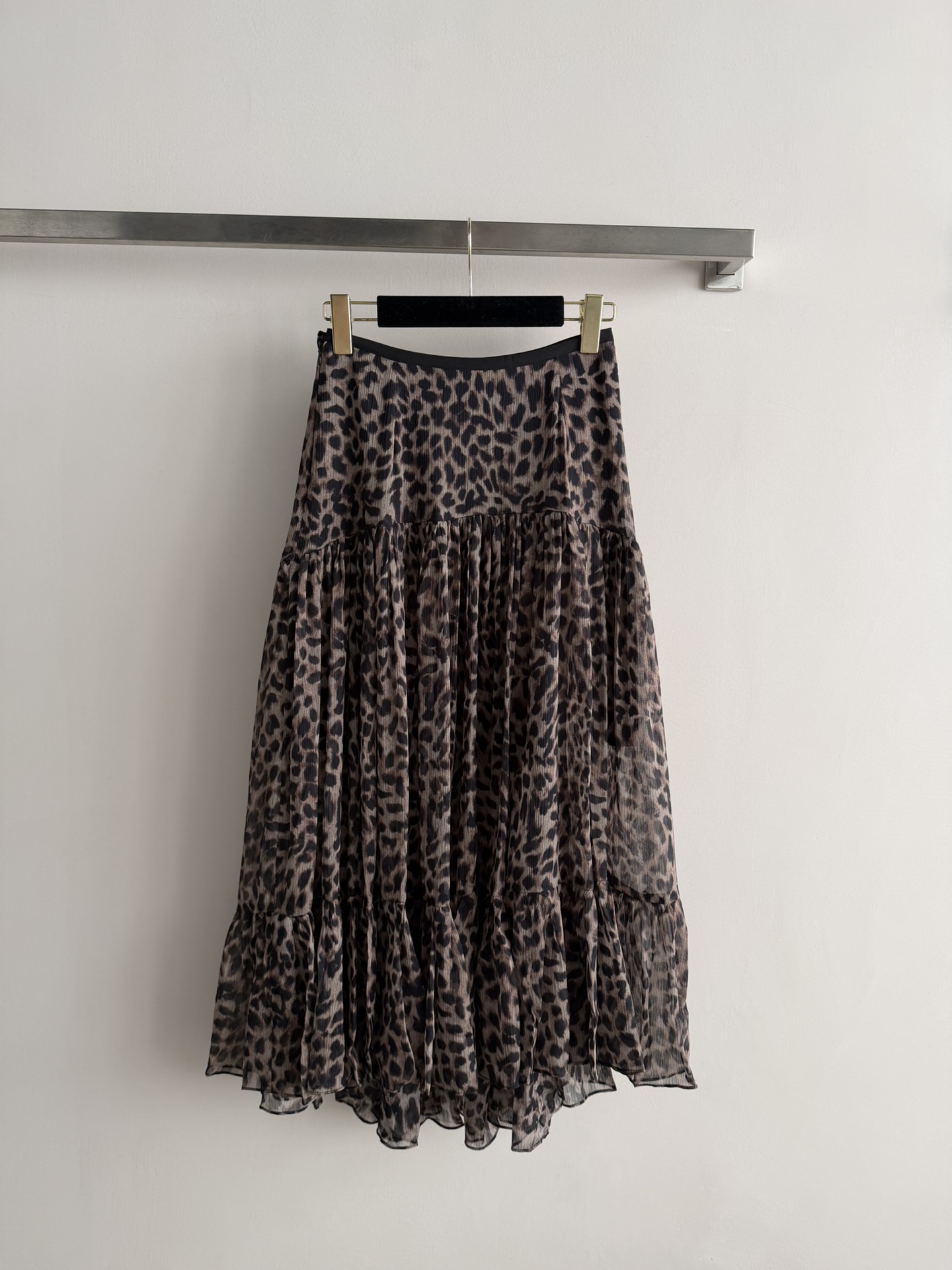 NO:753600,26SS new leopard print skirt, the fabric is light and elegant, soft to the touch. Dark leopard print + pleated design, full of layers, looming waistline, elegant and wild. The mid-length skirt has good drape, which can be easily controlled for daily commuting or vacation. Pair it with a black top for a fashionable look!  Fashion item, suitable for sisters who pursue unique style!  SML,,skirts,1986090926SS新款豹纹半身裙,面料轻盈飘逸,触感柔软.深咖豹纹印花+褶皱设计,层次感满满,腰线若隐若现,优雅又野性计.中长款裙摆,垂感好,日常通勤或度假都能轻松驾驭.搭配黑色上衣时髦感直接拉满！时尚单品,适合追求独特风格的姐妹们！SML,,skirts,,Women's clothing