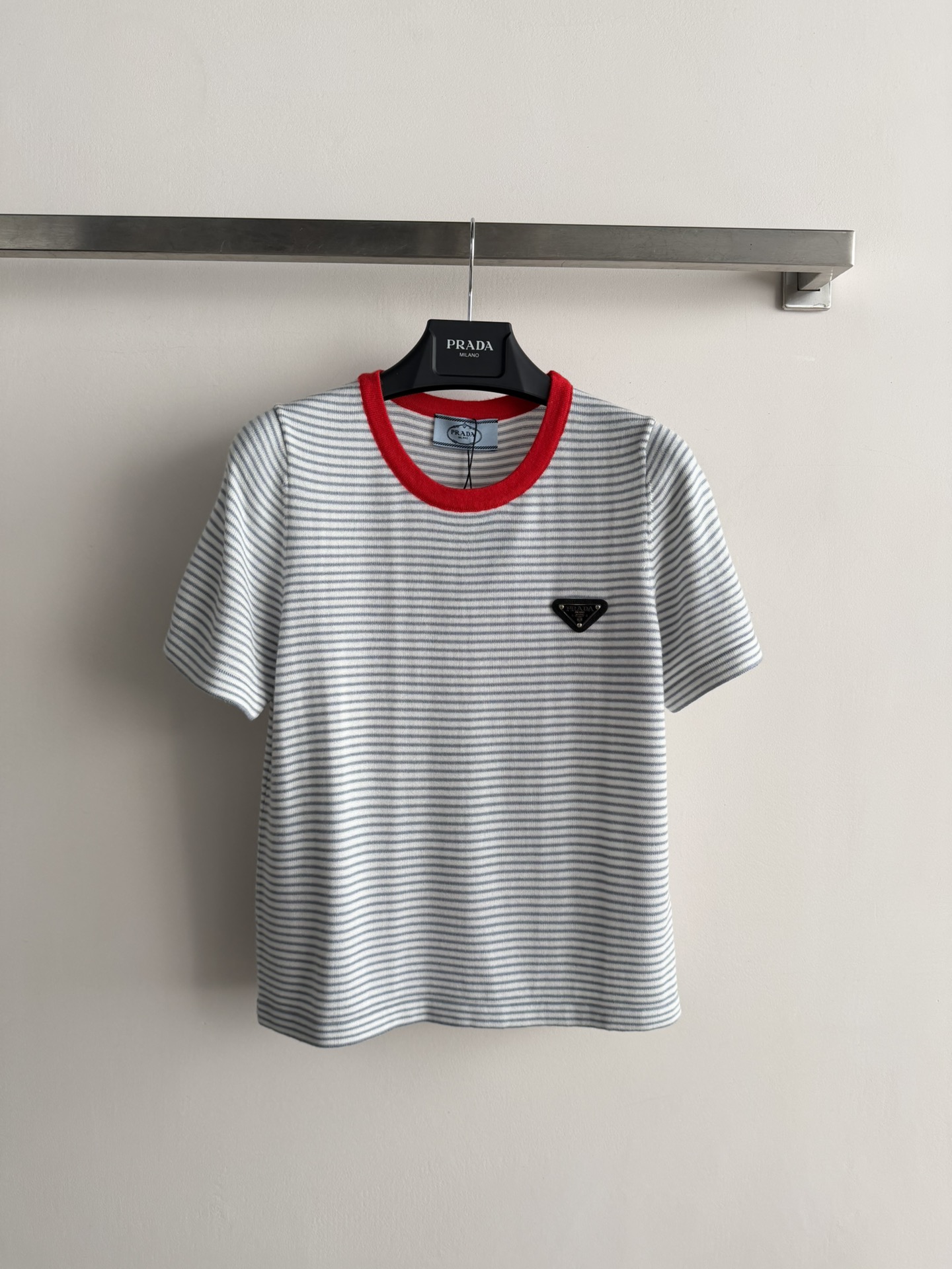 NO:757195,Prad*26SS striped short-sleeved knitted top, classic round neck design, versatile, age-reducing and fashionable!  The fabric is made of soft materials, a preppy style for girls, and the slim fit is not fussy!  Three colors available: SML, prada, T-shirt,19860909Prad*26SS条纹短袖针织上衣,经典圆领设计 百搭减龄又时髦！面料柔软材质 学院风少女穿搭 修身版型不挑人！三色可选SML,,prada,T-shirt,,Women's clothing
