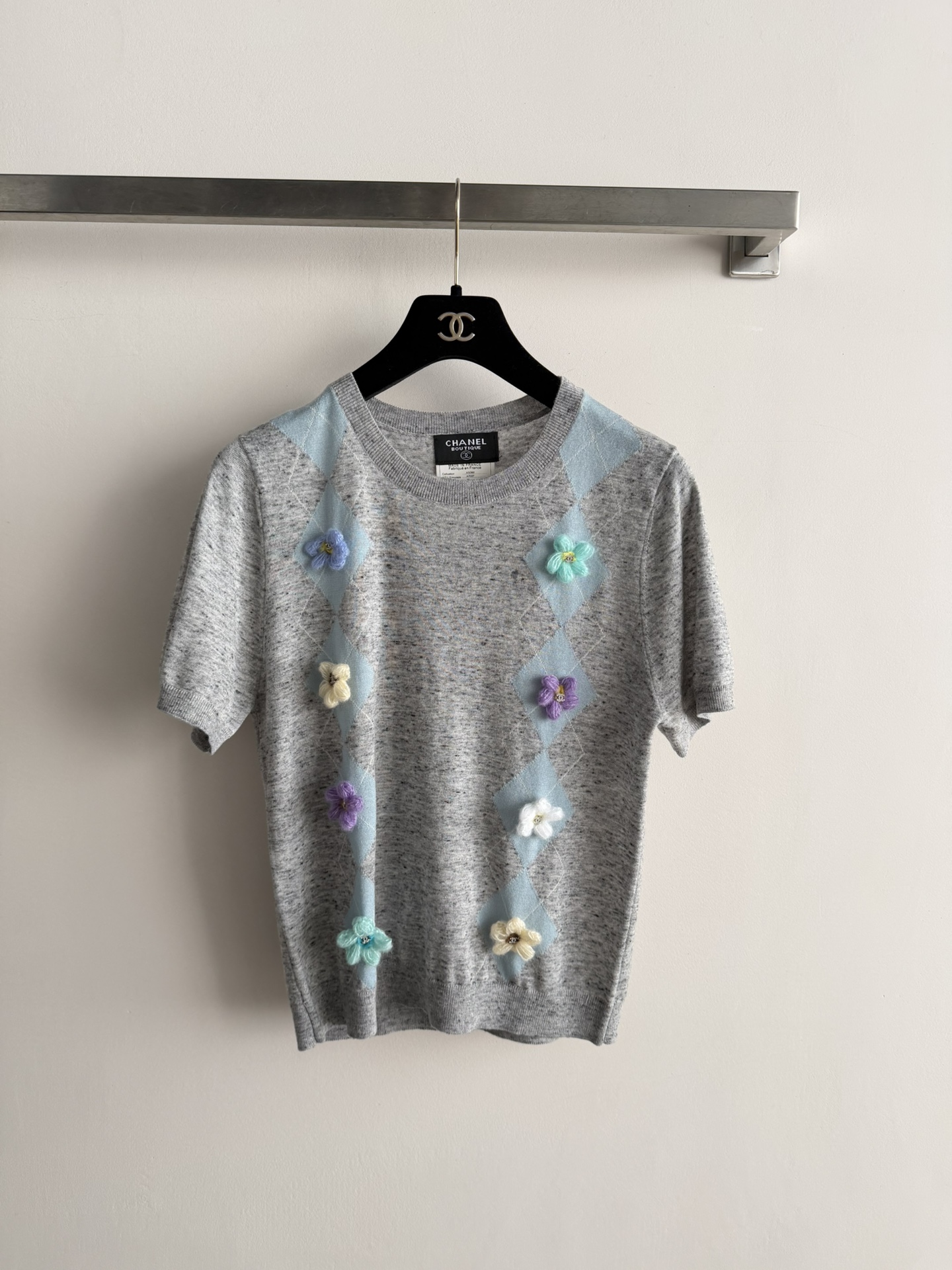 NO:757192,CHANE*26ss new rhombus floral sweater, decorated with colorful three-dimensional flowers, retro and lively!  The fabric is soft and comfortable, perfect for spring and summer. The round neck design is simple and versatile, and can be easily worn in daily or light formal occasions. Pair it with jeans or skirts for a fresh and natural style! SML,,chanel,skirts,jeans,19860909CHANE*26ss新款菱格花卉针织衫,点缀多彩立体花卉,复古又活泼！面料柔软舒适,春夏穿超合适~圆领设计简约百搭,日常或轻正式场合都能轻松驾驭计.搭配牛仔裤或半身裙,清新自然风get!SML,,chanel,skirts,jeans,,Women's clothing